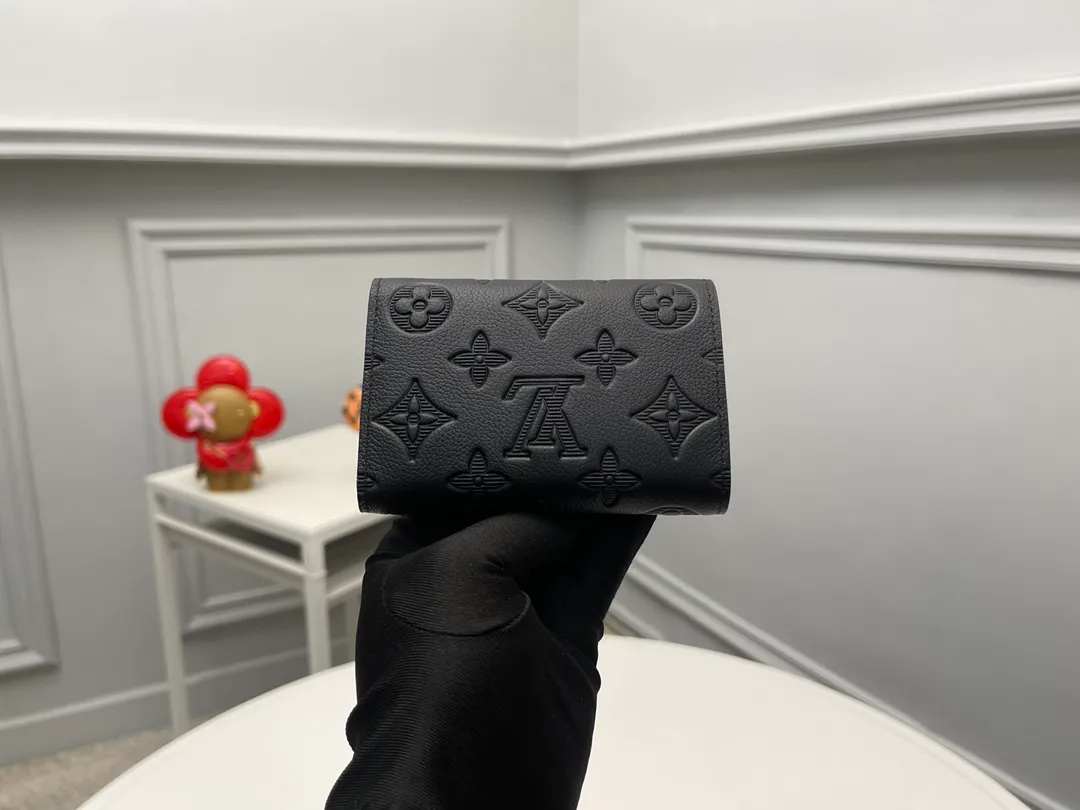 Factory price 400 [Top original order] M12635 embossed 👏👏 Single shadow leather that is embossed with a single pattern has been updated with a "Quite luxury" atmosphere to create a compact size "Victor wallet". In addition to the zippered pockets, it has a practical interior including a note and receipt pocket and five card slots. The bezel that opens and closes with the shutter button signed "Louis Vuitton" is also very attractive. Dimensions: 11.5 x 9 x 2.5. 🎁🎁18810.