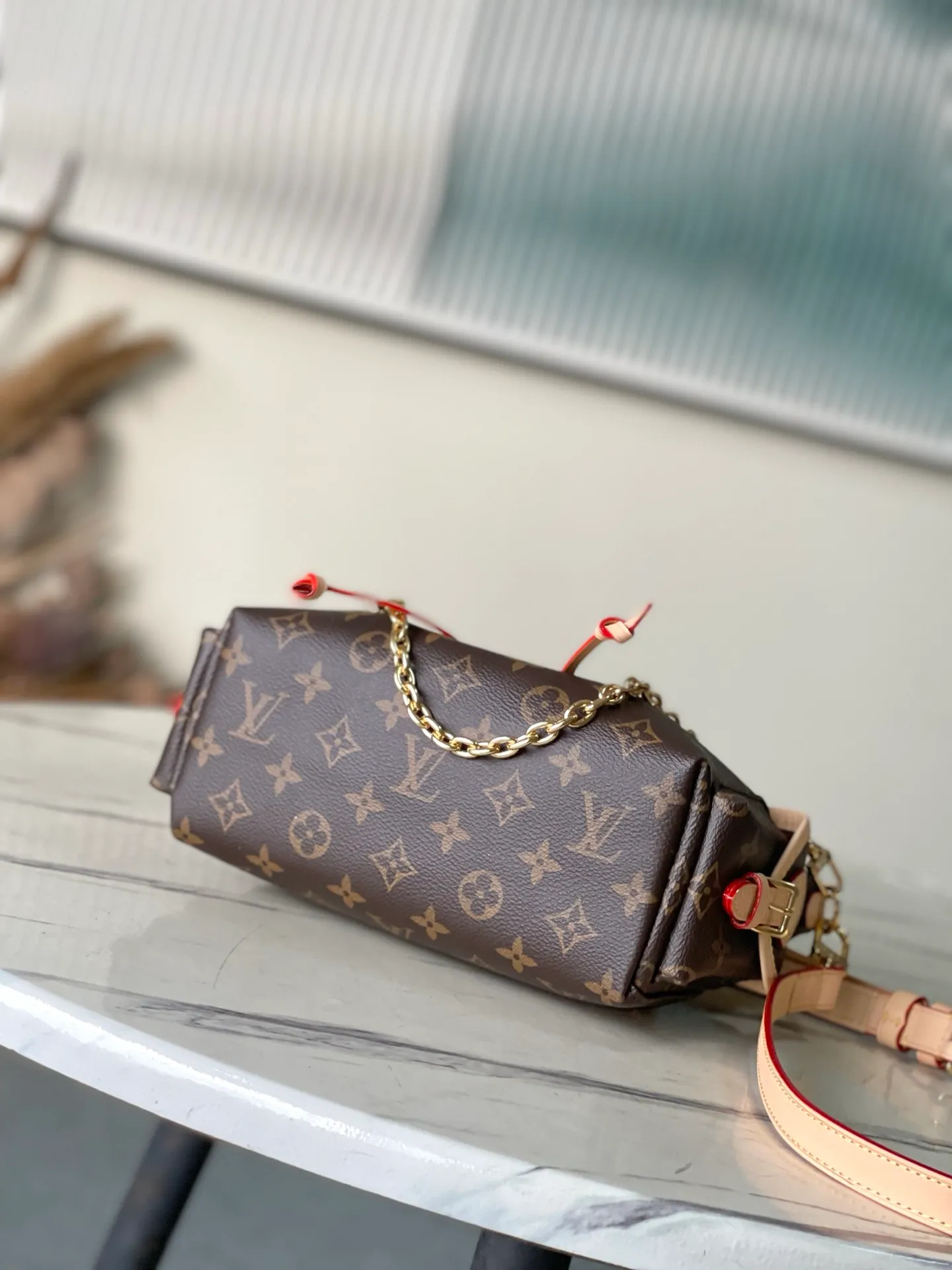 💰880 Top original order M25085 Odysee handbag is from the 2025 early autumn series, paying tribute to the brand heritage with stylish daily design. The dazzling buckle and detachable chain accentuate the Monogram canvas body, and the side pockets are convenient for accessing keys, lipstick and other small items. Dimensions: 27 × 17 × 12 cm