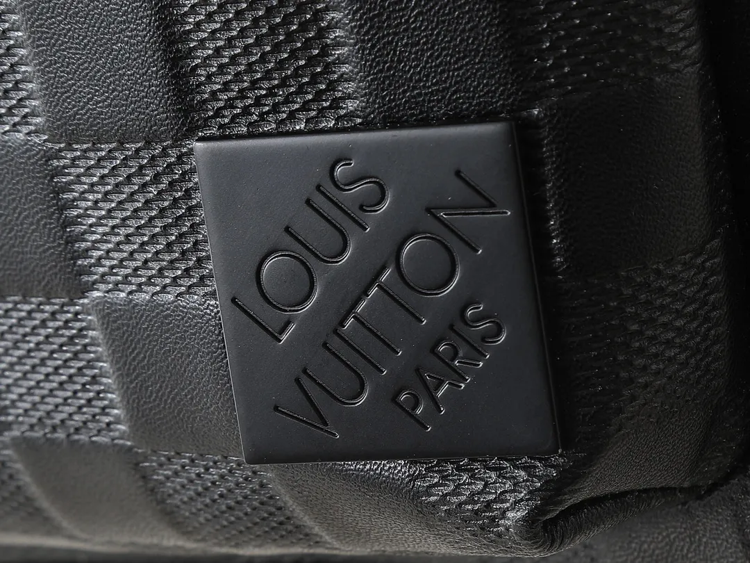 💰240💰Upgraded from the original M11703 M47137. This Avenue small shoulder bag is made of Monogram Eclipse coated canvas and explores the trend of cross-body travel with its exquisite configuration. An interior pocket in the main compartment ensures secure storage, while an exterior zippered pocket provides easy access to frequently used items. There is a triangular zipper pocket where the shoulder strap connects to the handbag. 16.0 x 33.0 x 5.7 cm (length x height x width)
