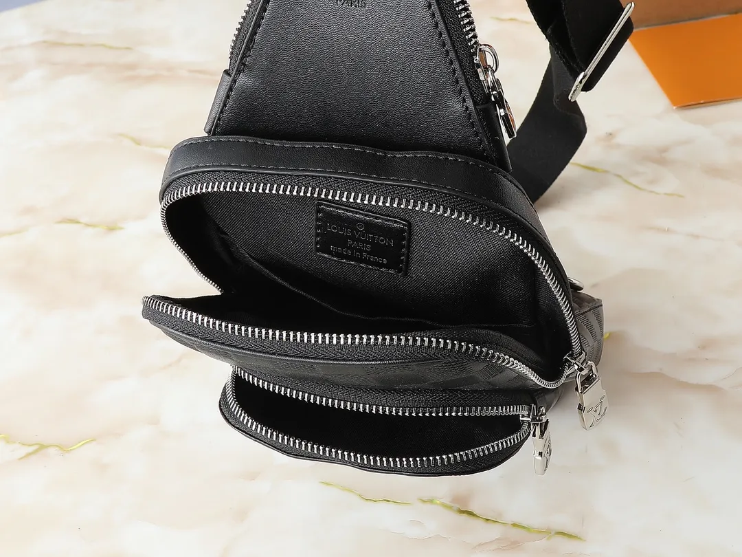 💰240💰Upgraded from the original M11703 M47137. This Avenue small shoulder bag is made of Monogram Eclipse coated canvas and explores the trend of cross-body travel with its exquisite configuration. An interior pocket in the main compartment ensures secure storage, while an exterior zippered pocket provides easy access to frequently used items. There is a triangular zipper pocket where the shoulder strap connects to the handbag. 16.0 x 33.0 x 5.7 cm (length x height x width)
