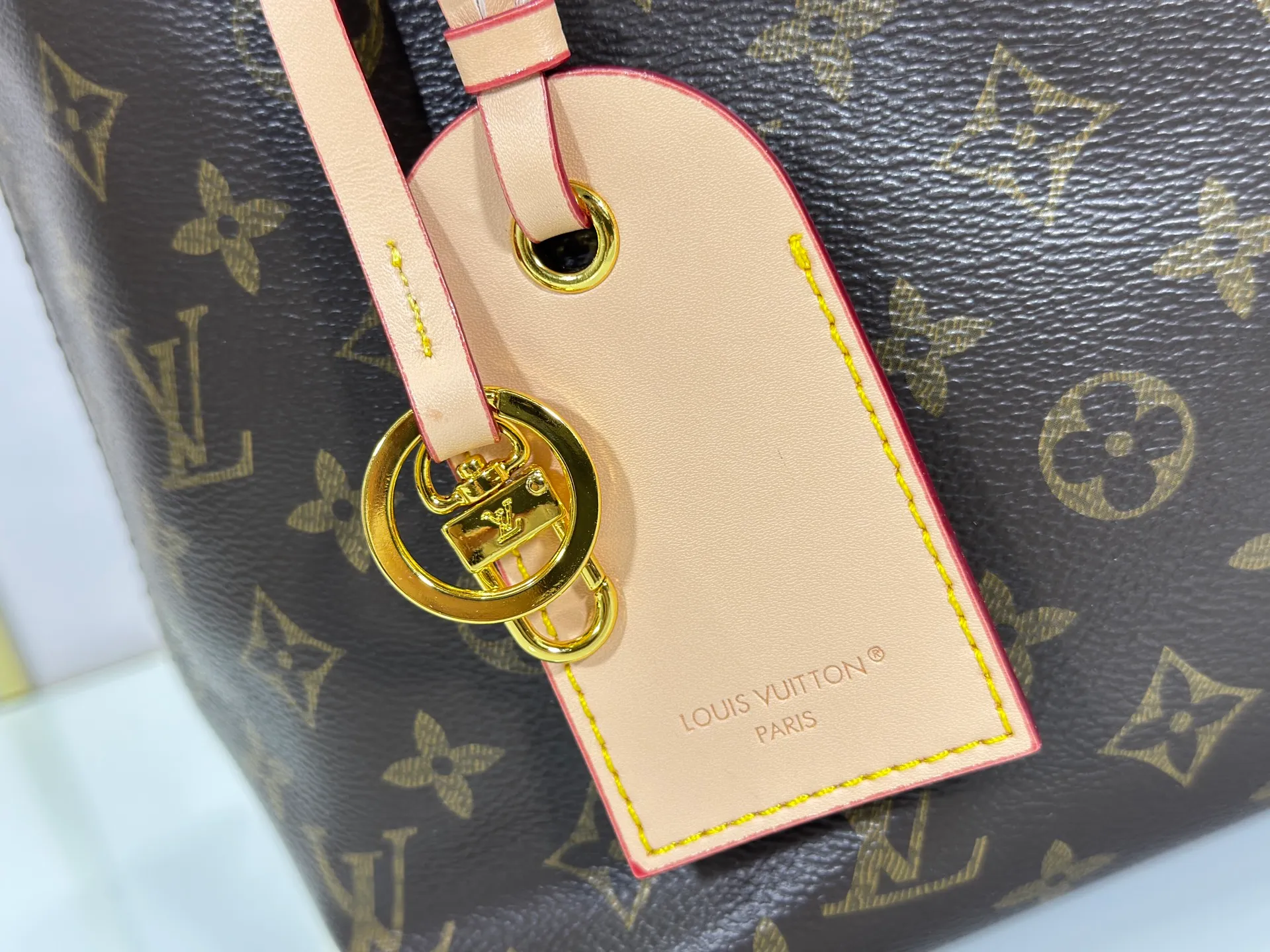P280 upgrades the original M25877 Again handbag, a new interpretation of the iconic Artsy design first launched in 2010, now more flexible, more iconic and more refined. Rooted in LV’s DNA, this bag pays homage to Louis Vuitton’s craftsmanship with its classic Monogram canvas base, hand-woven handles and customizable name tag. It's spacious enough to hold a laptop and opens to reveal multiple pockets. Gold hooks can be used to hang playful accessories! ! Size:50x30x15.5CM