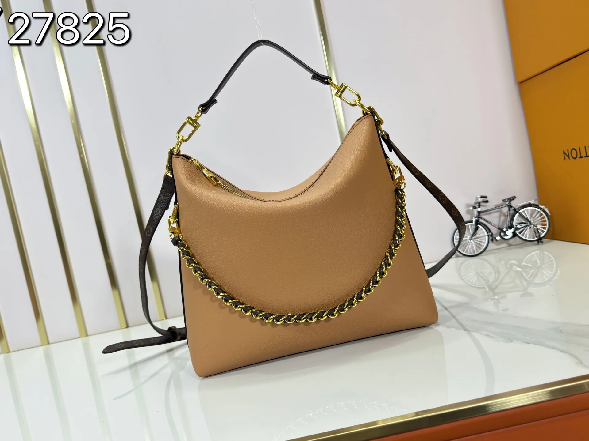 The P240 updates the original M27825 M28029 Multipass bag inspired by the Express bag that debuted in the Fall/Winter 2025 collection. This bag has an effortlessly draped shape, trimmed in the brand's signature Monogram canvas and embellished with a dazzling braided chain. It can be carried in a variety of ways and can accommodate daily needs such as tablet computers. Dimensions: 30 x 26 x 10 (cm) ((length x height x width)