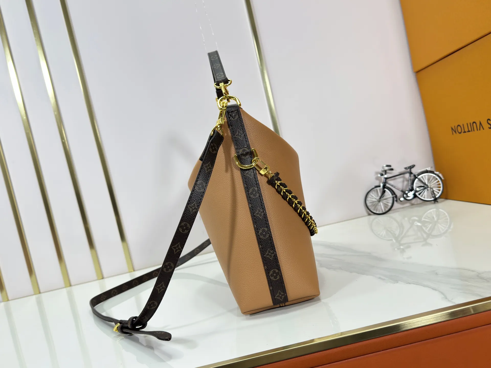 The P240 updates the original M27825 M28029 Multipass bag inspired by the Express bag that debuted in the Fall/Winter 2025 collection. This bag has an effortlessly draped shape, trimmed in the brand's signature Monogram canvas and embellished with a dazzling braided chain. It can be carried in a variety of ways and can accommodate daily needs such as tablet computers. Dimensions: 30 x 26 x 10 (cm) ((length x height x width)
