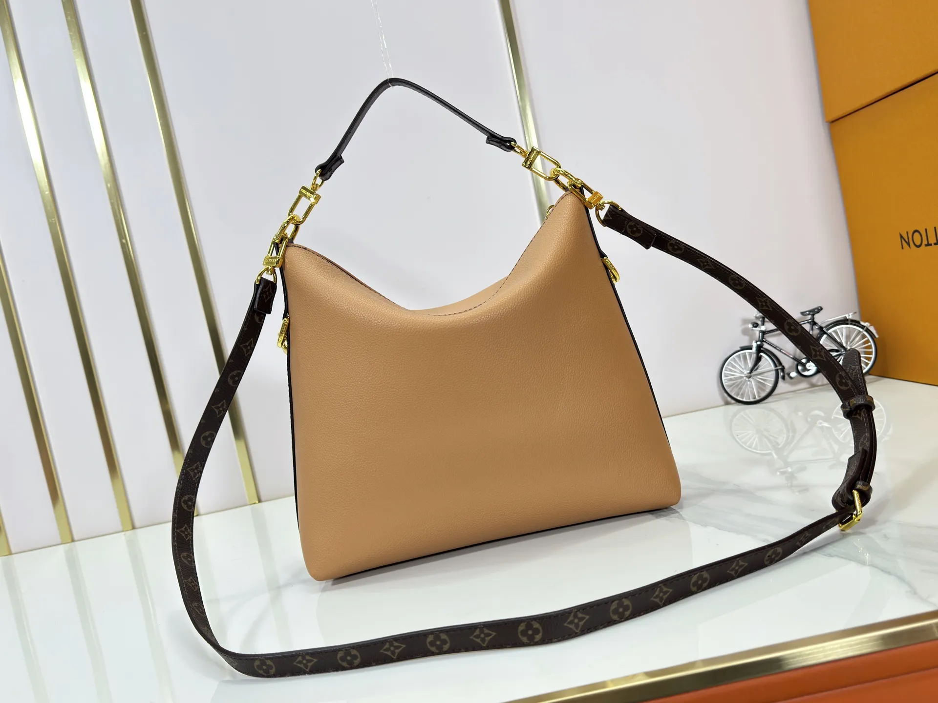 The P240 updates the original M27825 M28029 Multipass bag inspired by the Express bag that debuted in the Fall/Winter 2025 collection. This bag has an effortlessly draped shape, trimmed in the brand's signature Monogram canvas and embellished with a dazzling braided chain. It can be carried in a variety of ways and can accommodate daily needs such as tablet computers. Dimensions: 30 x 26 x 10 (cm) ((length x height x width)