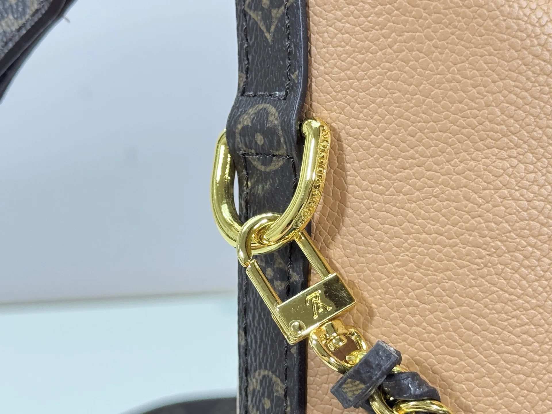 The P240 updates the original M27825 M28029 Multipass bag inspired by the Express bag that debuted in the Fall/Winter 2025 collection. This bag has an effortlessly draped shape, trimmed in the brand's signature Monogram canvas and embellished with a dazzling braided chain. It can be carried in a variety of ways and can accommodate daily needs such as tablet computers. Dimensions: 30 x 26 x 10 (cm) ((length x height x width)