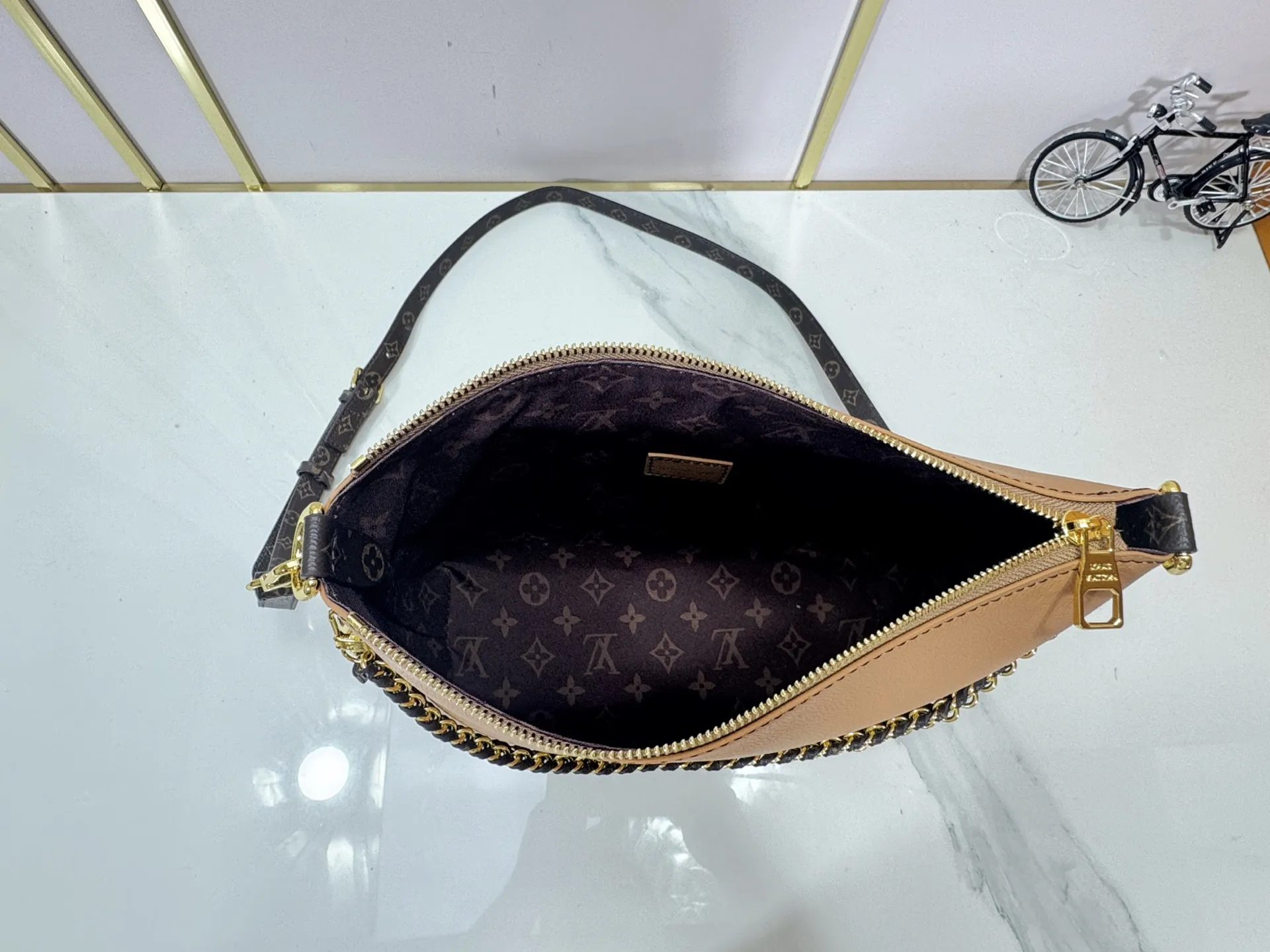 The P240 updates the original M27825 M28029 Multipass bag inspired by the Express bag that debuted in the Fall/Winter 2025 collection. This bag has an effortlessly draped shape, trimmed in the brand's signature Monogram canvas and embellished with a dazzling braided chain. It can be carried in a variety of ways and can accommodate daily needs such as tablet computers. Dimensions: 30 x 26 x 10 (cm) ((length x height x width)