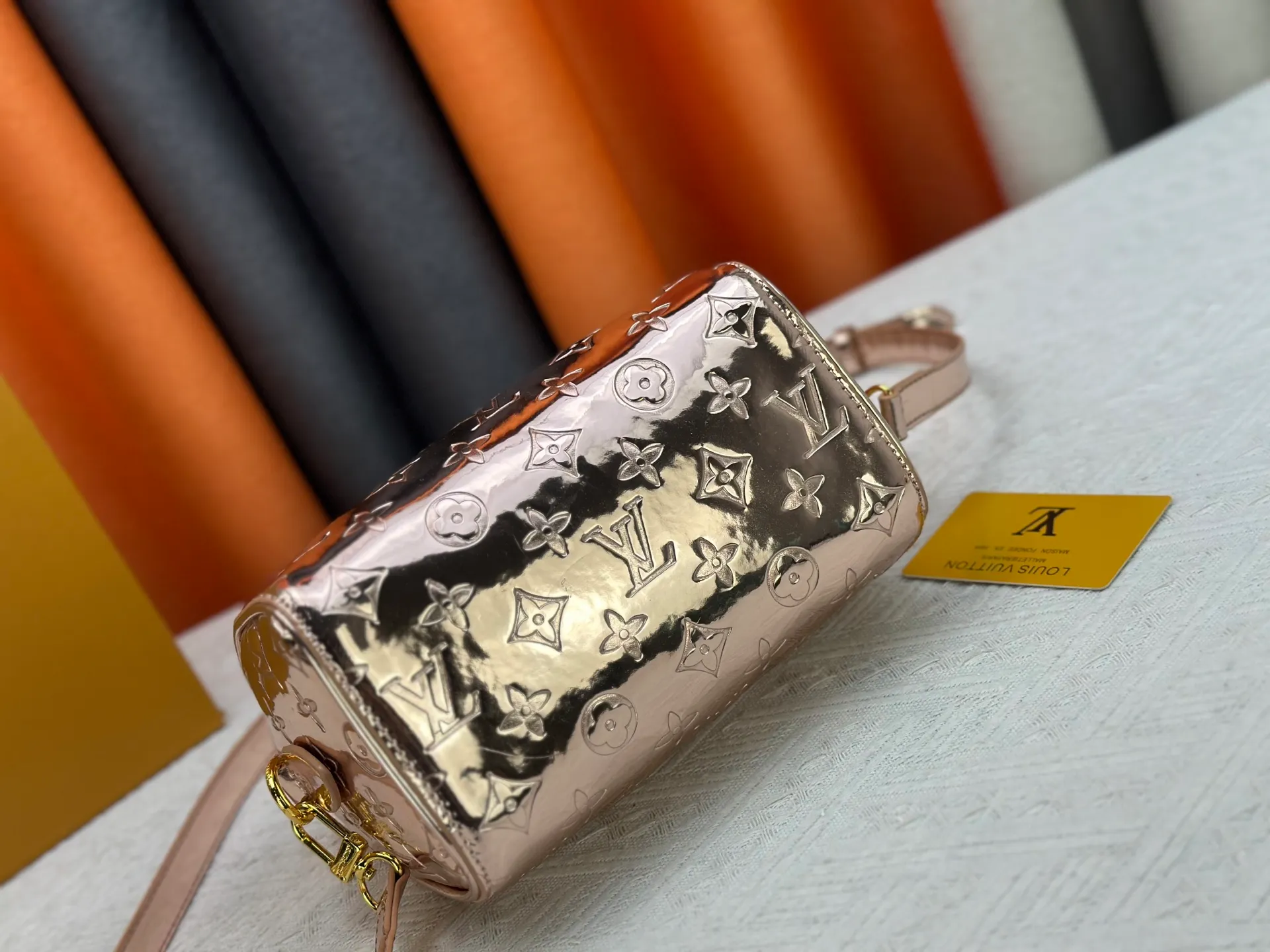 P260 M26497 M11987 M58953 Rose gold This Speedy Bandoulière 20 handbag is from the LV Ski series. It is made of embossed coated canvas with smooth leather trimming and bright metal parts, and then uses the new Monogram Miroir effect to declare the retro-futuristic concept. The detachable and adjustable leather shoulder strap allows for a variety of carrying options, and the compact design can accommodate daily needs such as a long wallet. Dimensions: 20.5x13.5x12