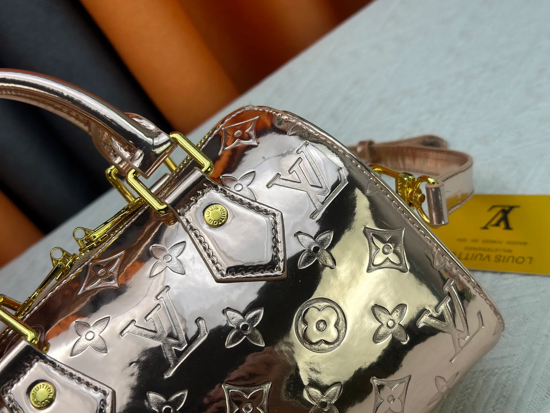 P260 M26497 M11987 M58953 Rose gold This Speedy Bandoulière 20 handbag is from the LV Ski series. It is made of embossed coated canvas with smooth leather trimming and bright metal parts, and then uses the new Monogram Miroir effect to declare the retro-futuristic concept. The detachable and adjustable leather shoulder strap allows for a variety of carrying options, and the compact design can accommodate daily needs such as a long wallet. Dimensions: 20.5x13.5x12