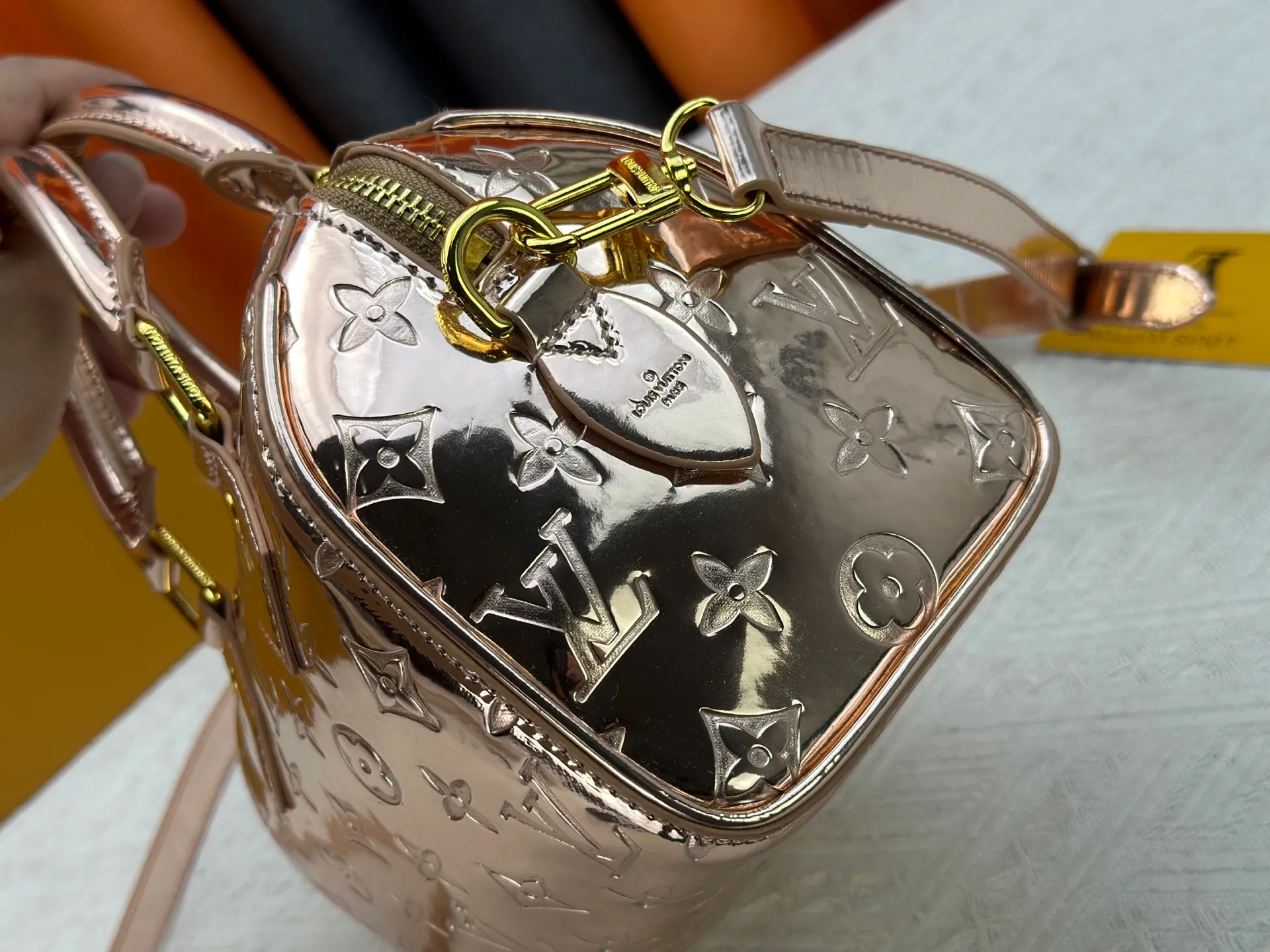 P260 M26497 M11987 M58953 Rose gold This Speedy Bandoulière 20 handbag is from the LV Ski series. It is made of embossed coated canvas with smooth leather trimming and bright metal parts, and then uses the new Monogram Miroir effect to declare the retro-futuristic concept. The detachable and adjustable leather shoulder strap allows for a variety of carrying options, and the compact design can accommodate daily needs such as a long wallet. Dimensions: 20.5x13.5x12