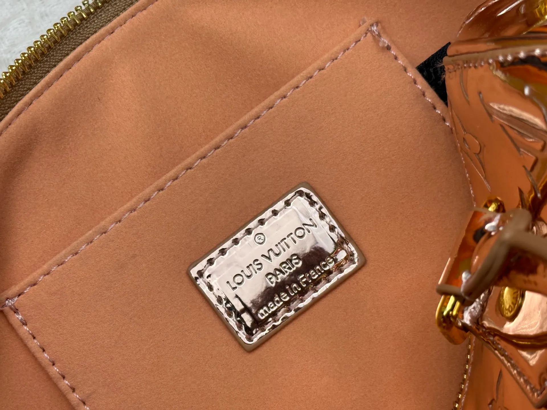 P260 M26497 M11987 M58953 Rose gold This Speedy Bandoulière 20 handbag is from the LV Ski series. It is made of embossed coated canvas with smooth leather trimming and bright metal parts, and then uses the new Monogram Miroir effect to declare the retro-futuristic concept. The detachable and adjustable leather shoulder strap allows for a variety of carrying options, and the compact design can accommodate daily needs such as a long wallet. Dimensions: 20.5x13.5x12