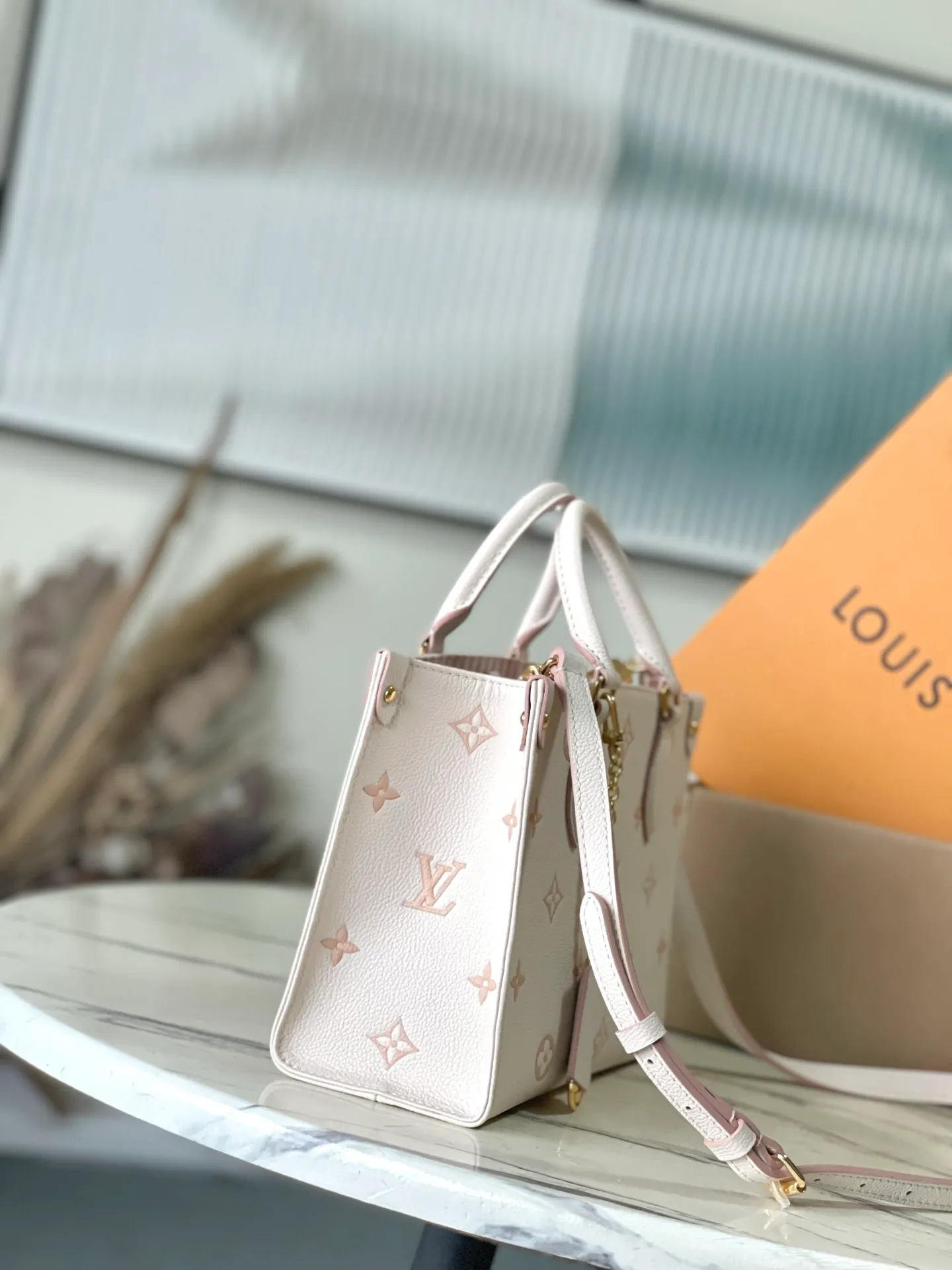 💰1060 (top-grain leather) top-quality original M14403 This OnTheGo small handbag renews the brand's classic Monogram Empreinte leather, using the same tone to outline the pattern. The detachable metal chain accentuates the details, the striped fabric lining adds an elegant touch, and the detachable shoulder strap allows for shoulder or cross-body wear. Dimensions: 25 × 19 × 11.5 cm