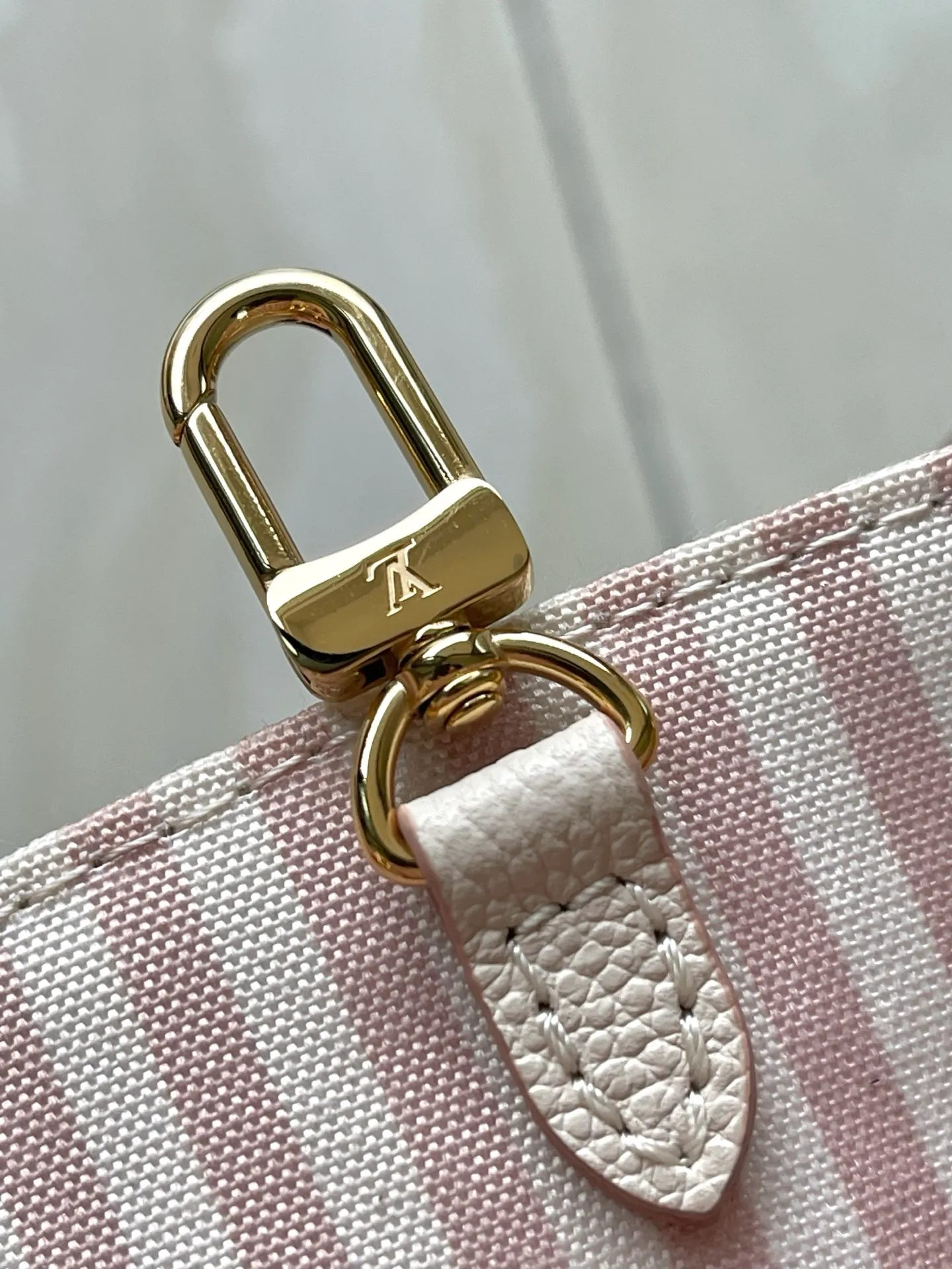 💰1060 (top-grain leather) top-quality original M14403 This OnTheGo small handbag renews the brand's classic Monogram Empreinte leather, using the same tone to outline the pattern. The detachable metal chain accentuates the details, the striped fabric lining adds an elegant touch, and the detachable shoulder strap allows for shoulder or cross-body wear. Dimensions: 25 × 19 × 11.5 cm