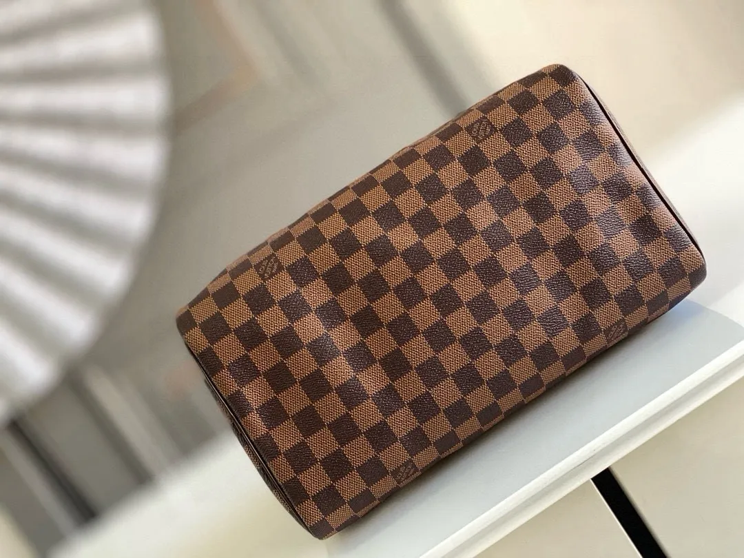 💰760 (strapless model) top original N41364 SPEEDY 30 handbag. Launched in 1930, the Speedy handbag was inspired by the travel revolution at that time and fully displays Louis Vuitton's iconic design style. This uniquely designed and ideal urban handbag is a stylish choice for urban girls. The Speedy 30 bag in Monogram canvas is as elegant as it is practical and durable. Detailed features 30 x 21 x 17 cm (Length x Height x Width) Shiny gold-tone brass hardware Fabric lining Leather trim Handles: Double handle