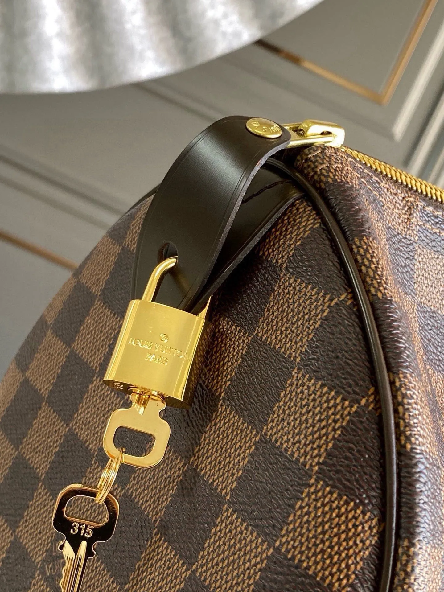 💰760 (strapless model) top original N41364 SPEEDY 30 handbag. Launched in 1930, the Speedy handbag was inspired by the travel revolution at that time and fully displays Louis Vuitton's iconic design style. This uniquely designed and ideal urban handbag is a stylish choice for urban girls. The Speedy 30 bag in Monogram canvas is as elegant as it is practical and durable. Detailed features 30 x 21 x 17 cm (Length x Height x Width) Shiny gold-tone brass hardware Fabric lining Leather trim Handles: Double handle