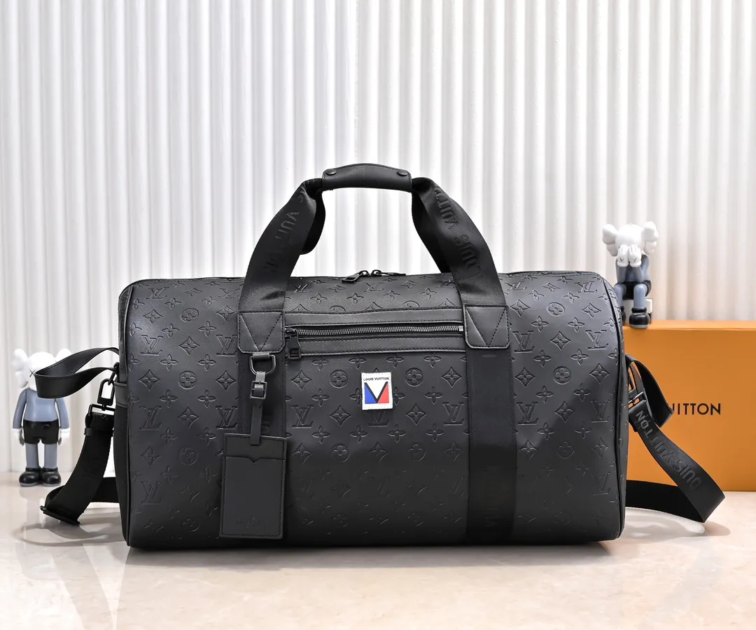 Batch 💰460KEEPALL 55 travel bag model number M23786 41416 This model Keepall 55 travel bag is made of soft MonogramStorm full leather, lighting up the winter holidays with dynamic vitality and elegant style. The side handles are functionally designed, and the LV quick-release buckles on the shoulder straps are convenient for fixing ski equipment. Detailed Features 55 x 31x25 cm (Length x Height x Width) Monogram Storm full leather Cow leather trim Textile lining Metal hardware Quick-release buckle with LV logo Zipper closure Main compartment Zip front pocket Zippered inner pocket Removable nameplate Shoulder strap: Removable, adjustable Strap half-length: 15.0 cm Strap half-length adjustable to: 40.0 cm Handle: Double handle