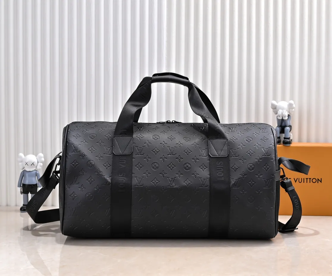 Batch 💰460KEEPALL 55 travel bag model number M23786 41416 This model Keepall 55 travel bag is made of soft MonogramStorm full leather, lighting up the winter holidays with dynamic vitality and elegant style. The side handles are functionally designed, and the LV quick-release buckles on the shoulder straps are convenient for fixing ski equipment. Detailed Features 55 x 31x25 cm (Length x Height x Width) Monogram Storm full leather Cow leather trim Textile lining Metal hardware Quick-release buckle with LV logo Zipper closure Main compartment Zip front pocket Zippered inner pocket Removable nameplate Shoulder strap: Removable, adjustable Strap half-length: 15.0 cm Strap half-length adjustable to: 40.0 cm Handle: Double handle
