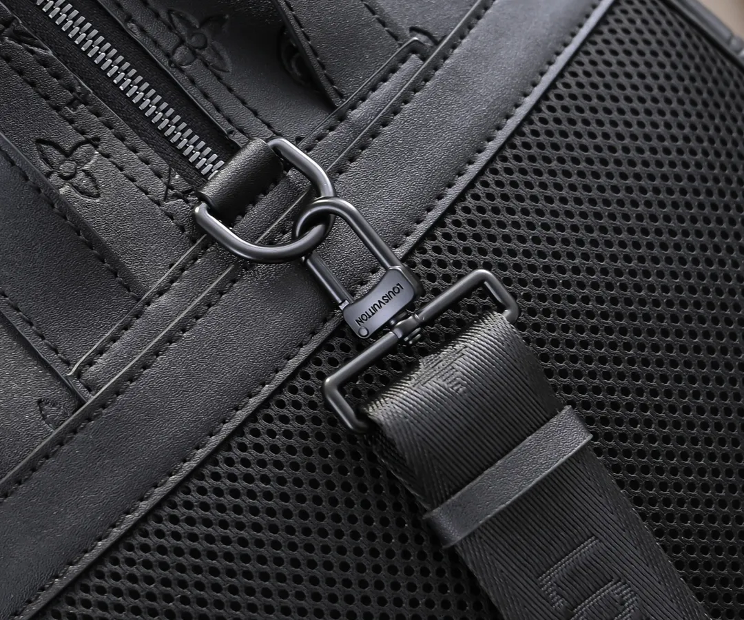 Batch 💰460KEEPALL 55 travel bag model number M23786 41416 This model Keepall 55 travel bag is made of soft MonogramStorm full leather, lighting up the winter holidays with dynamic vitality and elegant style. The side handles are functionally designed, and the LV quick-release buckles on the shoulder straps are convenient for fixing ski equipment. Detailed Features 55 x 31x25 cm (Length x Height x Width) Monogram Storm full leather Cow leather trim Textile lining Metal hardware Quick-release buckle with LV logo Zipper closure Main compartment Zip front pocket Zippered inner pocket Removable nameplate Shoulder strap: Removable, adjustable Strap half-length: 15.0 cm Strap half-length adjustable to: 40.0 cm Handle: Double handle