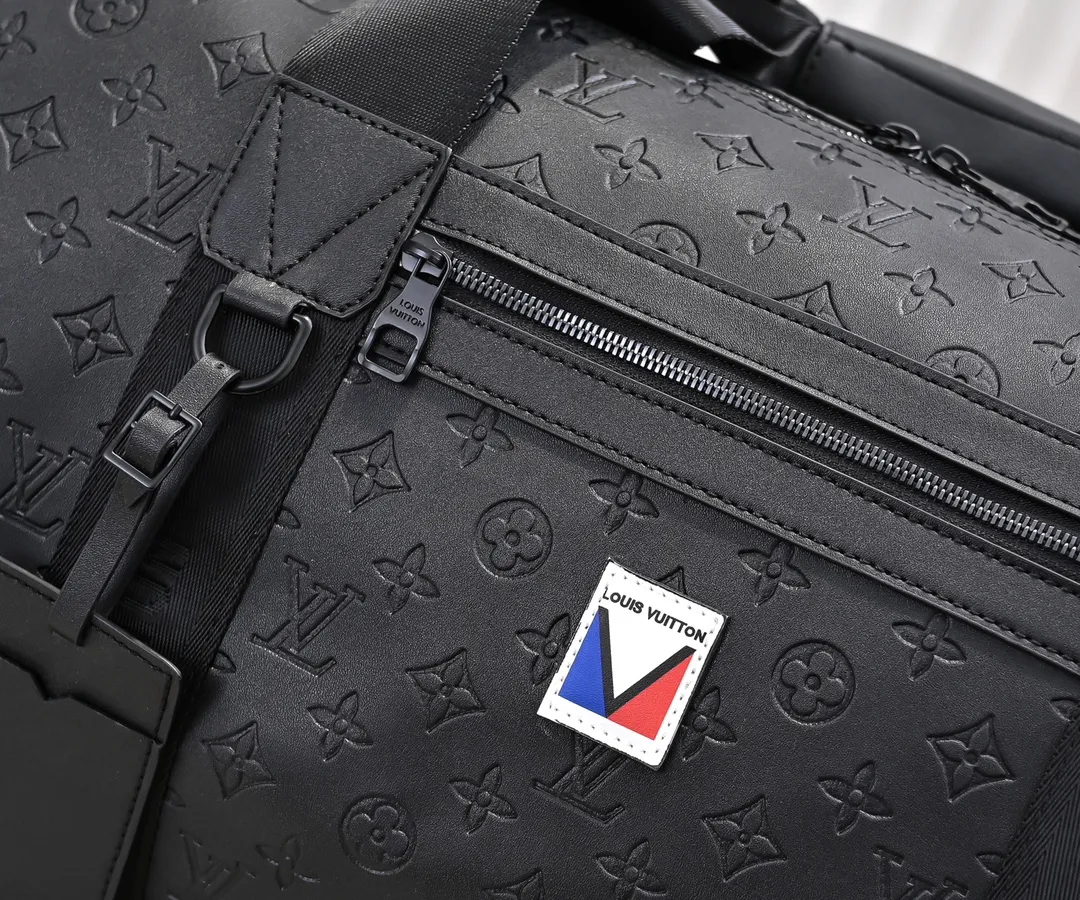 Batch 💰460KEEPALL 55 travel bag model number M23786 41416 This model Keepall 55 travel bag is made of soft MonogramStorm full leather, lighting up the winter holidays with dynamic vitality and elegant style. The side handles are functionally designed, and the LV quick-release buckles on the shoulder straps are convenient for fixing ski equipment. Detailed Features 55 x 31x25 cm (Length x Height x Width) Monogram Storm full leather Cow leather trim Textile lining Metal hardware Quick-release buckle with LV logo Zipper closure Main compartment Zip front pocket Zippered inner pocket Removable nameplate Shoulder strap: Removable, adjustable Strap half-length: 15.0 cm Strap half-length adjustable to: 40.0 cm Handle: Double handle
