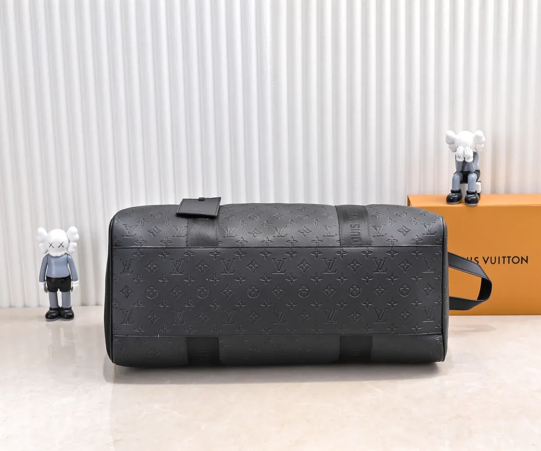 Batch 💰460KEEPALL 55 travel bag model number M23786 41416 This model Keepall 55 travel bag is made of soft MonogramStorm full leather, lighting up the winter holidays with dynamic vitality and elegant style. The side handles are functionally designed, and the LV quick-release buckles on the shoulder straps are convenient for fixing ski equipment. Detailed Features 55 x 31x25 cm (Length x Height x Width) Monogram Storm full leather Cow leather trim Textile lining Metal hardware Quick-release buckle with LV logo Zipper closure Main compartment Zip front pocket Zippered inner pocket Removable nameplate Shoulder strap: Removable, adjustable Strap half-length: 15.0 cm Strap half-length adjustable to: 40.0 cm Handle: Double handle