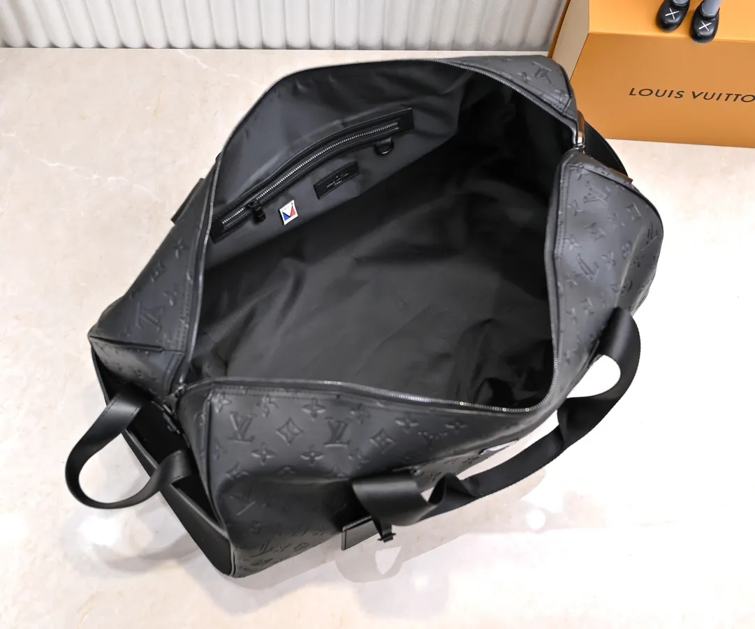 Batch 💰460KEEPALL 55 travel bag model number M23786 41416 This model Keepall 55 travel bag is made of soft MonogramStorm full leather, lighting up the winter holidays with dynamic vitality and elegant style. The side handles are functionally designed, and the LV quick-release buckles on the shoulder straps are convenient for fixing ski equipment. Detailed Features 55 x 31x25 cm (Length x Height x Width) Monogram Storm full leather Cow leather trim Textile lining Metal hardware Quick-release buckle with LV logo Zipper closure Main compartment Zip front pocket Zippered inner pocket Removable nameplate Shoulder strap: Removable, adjustable Strap half-length: 15.0 cm Strap half-length adjustable to: 40.0 cm Handle: Double handle