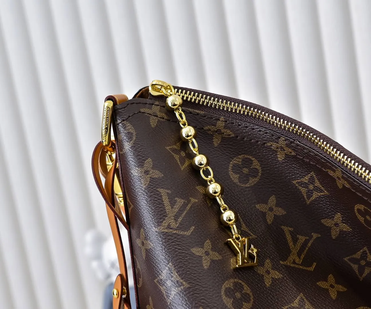 Batch 320💰LV METIS handbag M14018 M13986 Smart, intelligent and meticulously crafted, Métis made of Monogram canvas fulfills its promise with its own attitude. With its emphasis on lines and silhouettes, the Métis handbag combines the versatility required of a modern handbag with the elegance and charm of Louis Vuitton's heritage. Two detachable shoulder straps, can be used to carry, carry or carry on the shoulder. Size 48x36x12cm,
