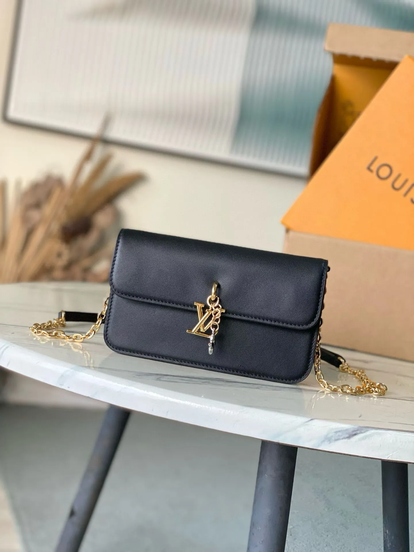 💰820 (top-grain leather) top original order M14564 This Wallet On Chain handbag is from the Louis Vuitton LVBloom series. It is cut from cow leather in a fashionable and practical configuration. It is decorated with decorations inspired by the brand's classic Monogram pattern. There's plenty of space to store a smartphone, and contrasting metal hardware adds an elegant touch. Dimensions: 20 × 11.5 × 4 cm