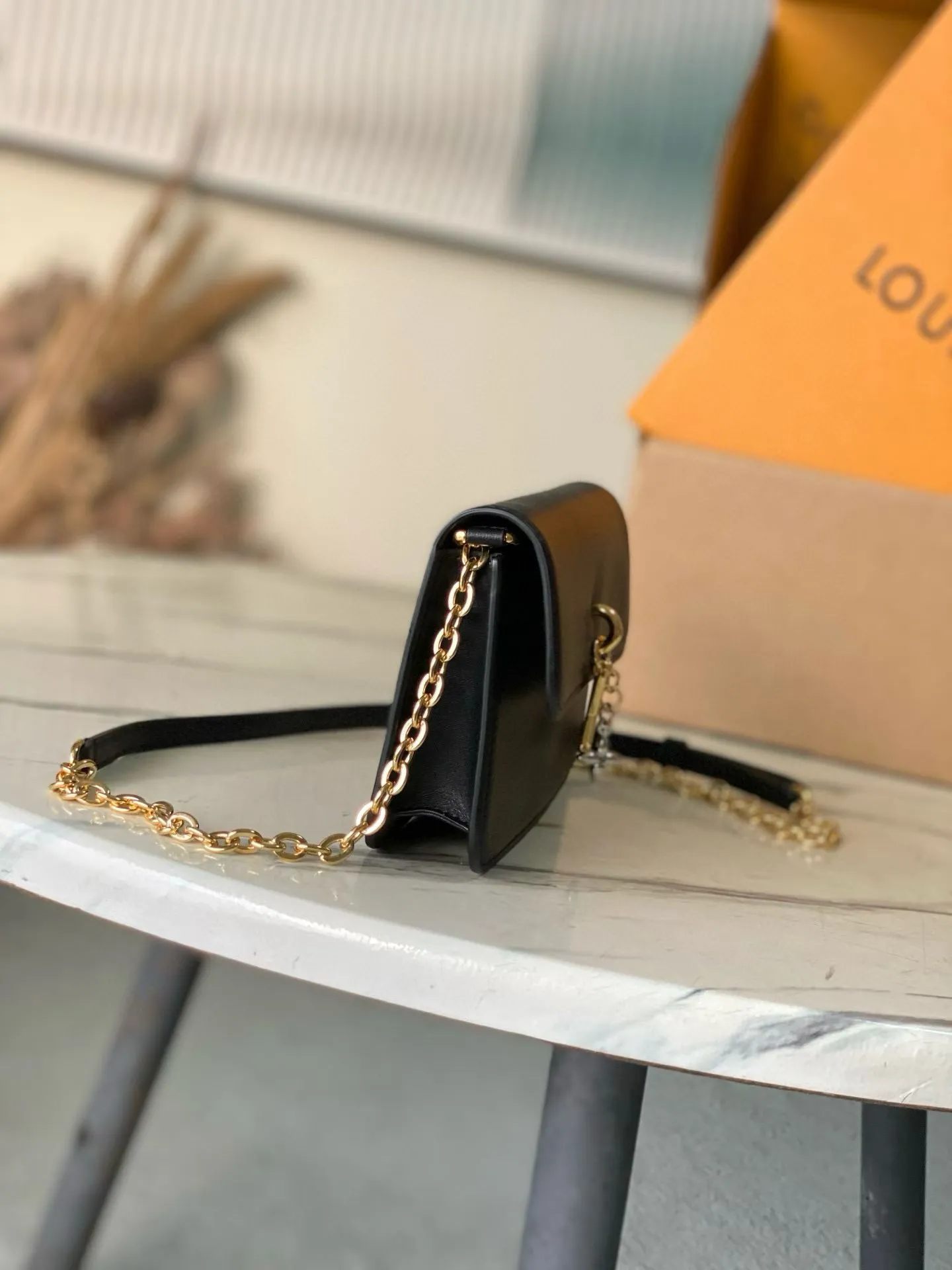 💰820 (top-grain leather) top original order M14564 This Wallet On Chain handbag is from the Louis Vuitton LVBloom series. It is cut from cow leather in a fashionable and practical configuration. It is decorated with decorations inspired by the brand's classic Monogram pattern. There's plenty of space to store a smartphone, and contrasting metal hardware adds an elegant touch. Dimensions: 20 × 11.5 × 4 cm