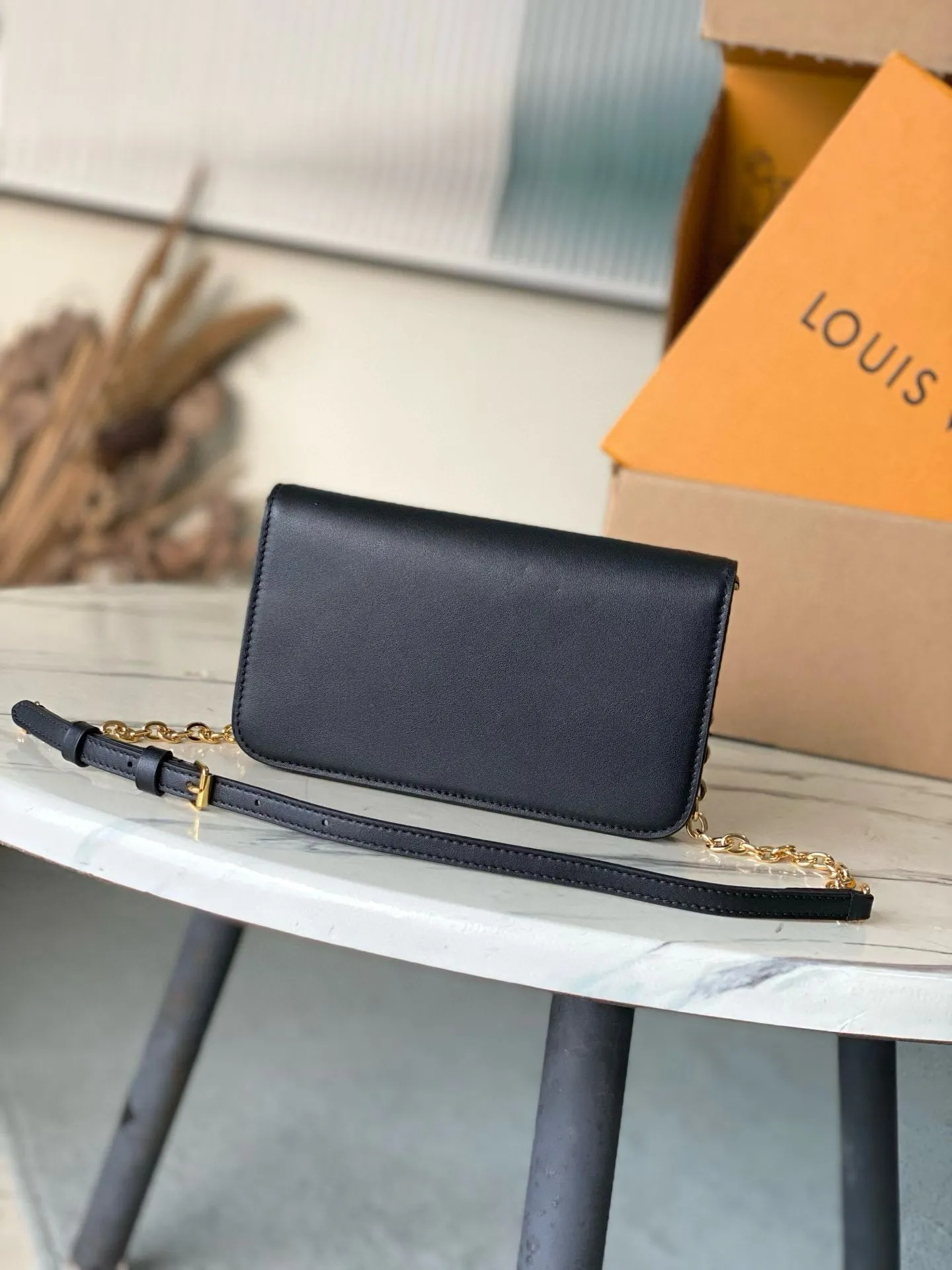 💰820 (top-grain leather) top original order M14564 This Wallet On Chain handbag is from the Louis Vuitton LVBloom series. It is cut from cow leather in a fashionable and practical configuration. It is decorated with decorations inspired by the brand's classic Monogram pattern. There's plenty of space to store a smartphone, and contrasting metal hardware adds an elegant touch. Dimensions: 20 × 11.5 × 4 cm