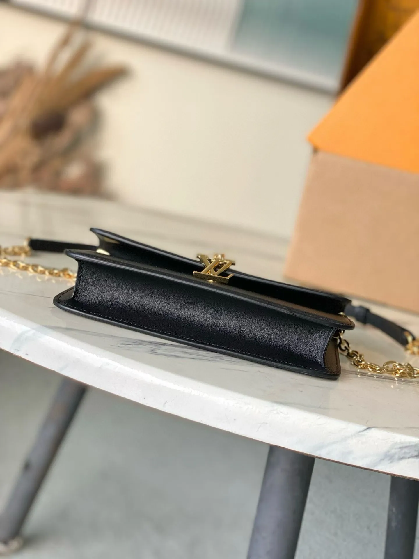 💰820 (top-grain leather) top original order M14564 This Wallet On Chain handbag is from the Louis Vuitton LVBloom series. It is cut from cow leather in a fashionable and practical configuration. It is decorated with decorations inspired by the brand's classic Monogram pattern. There's plenty of space to store a smartphone, and contrasting metal hardware adds an elegant touch. Dimensions: 20 × 11.5 × 4 cm