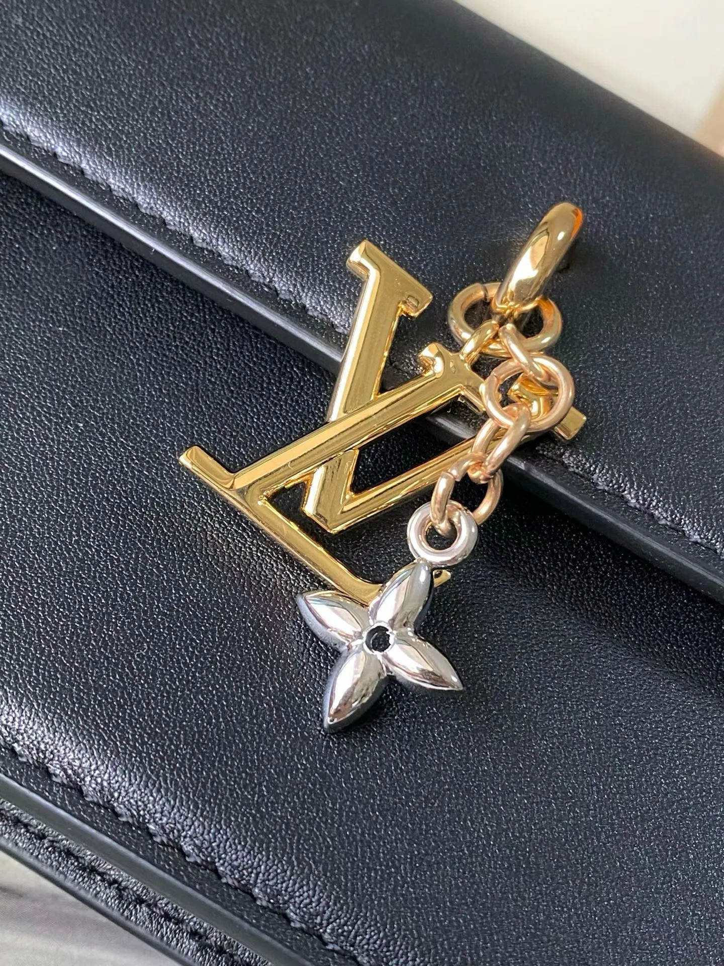 💰820 (top-grain leather) top original order M14564 This Wallet On Chain handbag is from the Louis Vuitton LVBloom series. It is cut from cow leather in a fashionable and practical configuration. It is decorated with decorations inspired by the brand's classic Monogram pattern. There's plenty of space to store a smartphone, and contrasting metal hardware adds an elegant touch. Dimensions: 20 × 11.5 × 4 cm