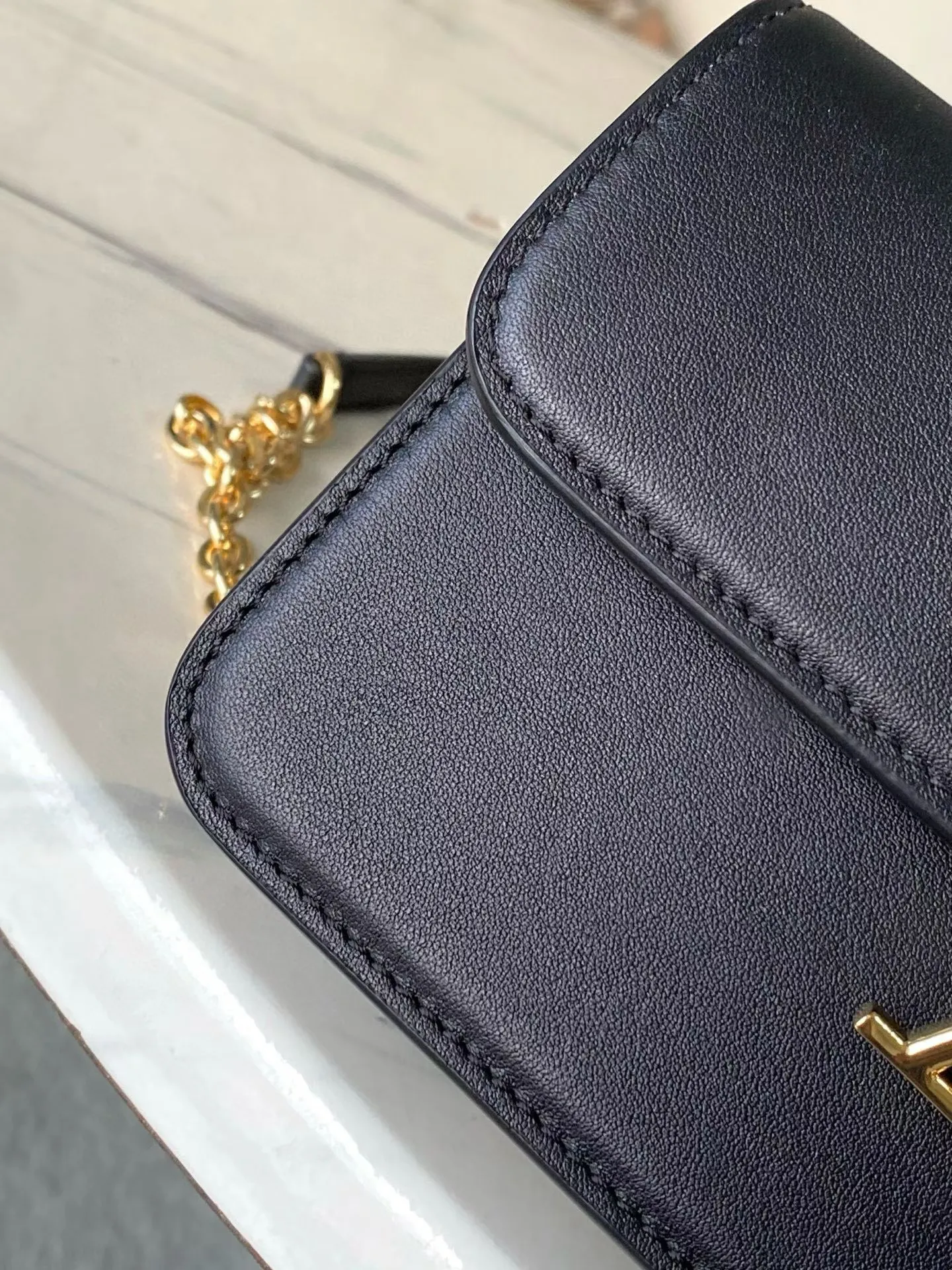 💰820 (top-grain leather) top original order M14564 This Wallet On Chain handbag is from the Louis Vuitton LVBloom series. It is cut from cow leather in a fashionable and practical configuration. It is decorated with decorations inspired by the brand's classic Monogram pattern. There's plenty of space to store a smartphone, and contrasting metal hardware adds an elegant touch. Dimensions: 20 × 11.5 × 4 cm