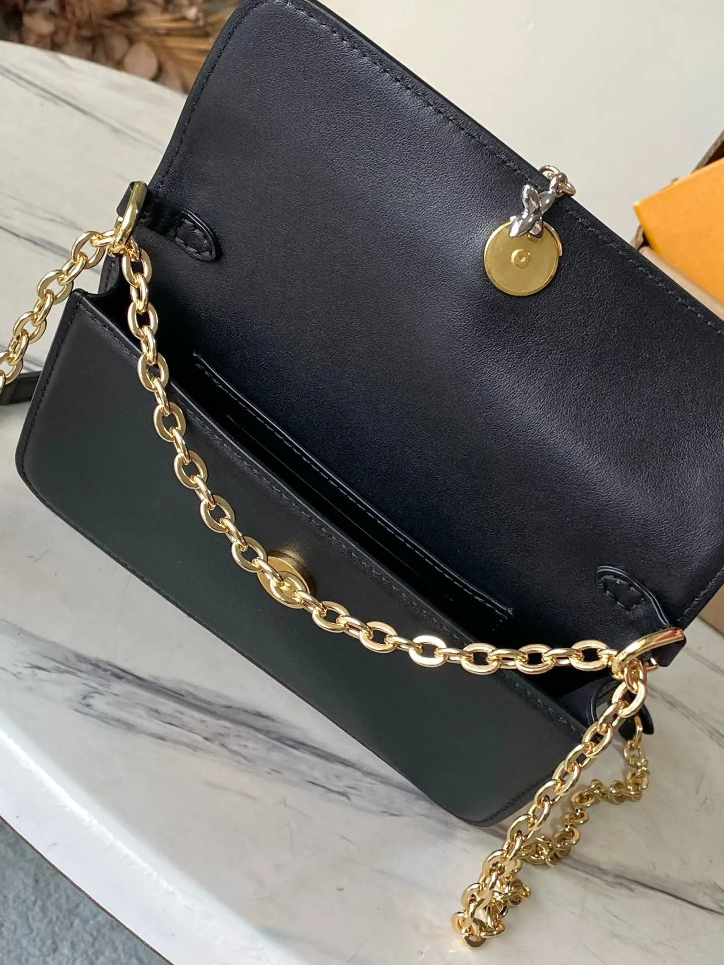 💰820 (top-grain leather) top original order M14564 This Wallet On Chain handbag is from the Louis Vuitton LVBloom series. It is cut from cow leather in a fashionable and practical configuration. It is decorated with decorations inspired by the brand's classic Monogram pattern. There's plenty of space to store a smartphone, and contrasting metal hardware adds an elegant touch. Dimensions: 20 × 11.5 × 4 cm