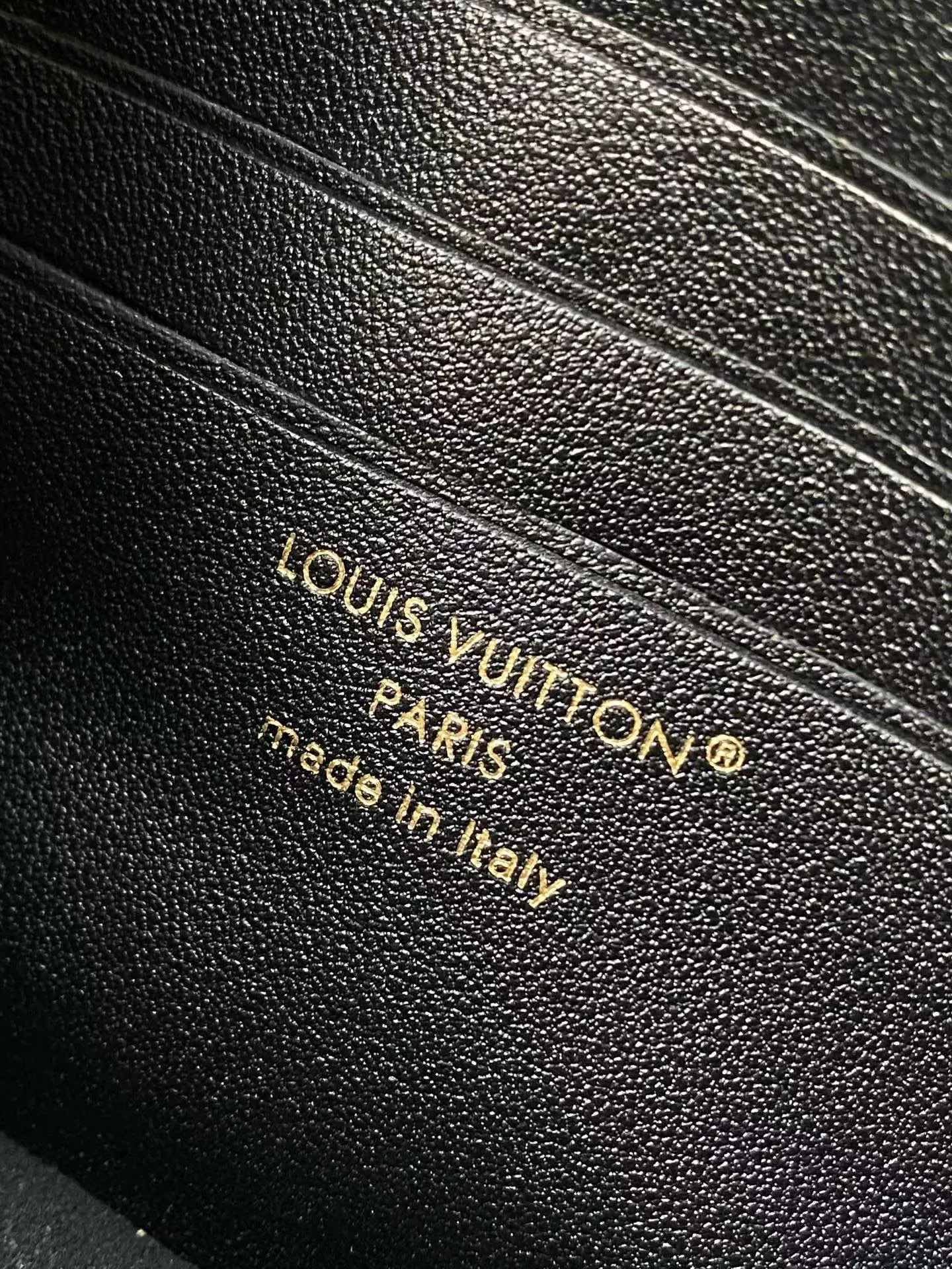 💰820 (top-grain leather) top original order M14564 This Wallet On Chain handbag is from the Louis Vuitton LVBloom series. It is cut from cow leather in a fashionable and practical configuration. It is decorated with decorations inspired by the brand's classic Monogram pattern. There's plenty of space to store a smartphone, and contrasting metal hardware adds an elegant touch. Dimensions: 20 × 11.5 × 4 cm