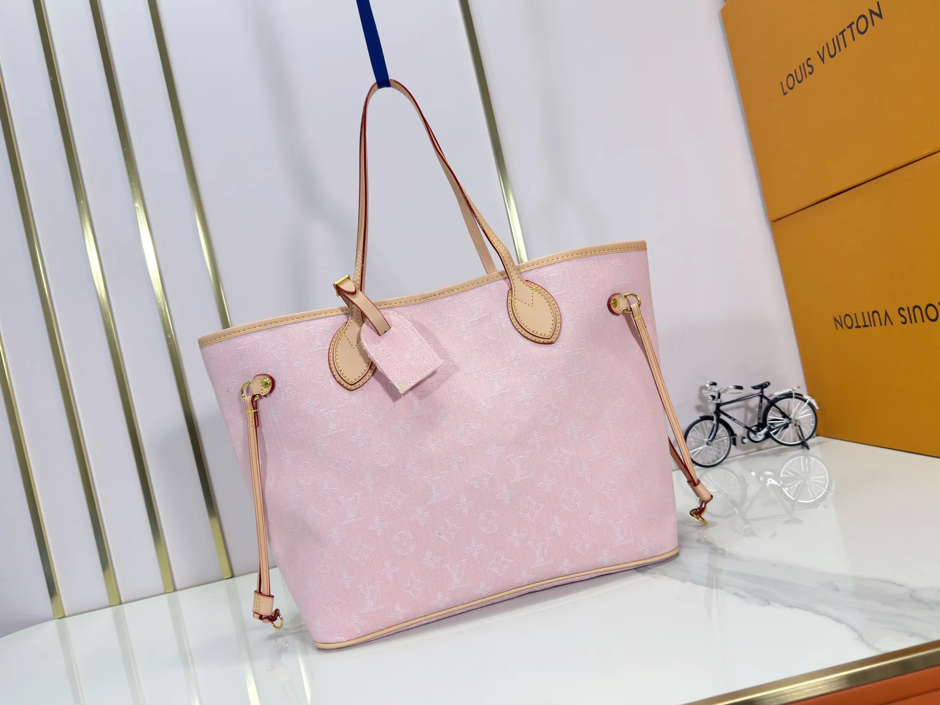 P260 Upgraded original M13192 M40995 This medium-sized Neverfull handbag is made of Monogram denim with cow leather trim. The adjustable straps on the side can flexibly tighten the silhouette, making it a classic choice for urban travel. Plenty of space can easily store a 13-inch laptop, and multiple pockets such as a detachable zipper bag complete the functionality. Dimensions: 31.0 x 28.0 x 14.0 cm (length x height x width)