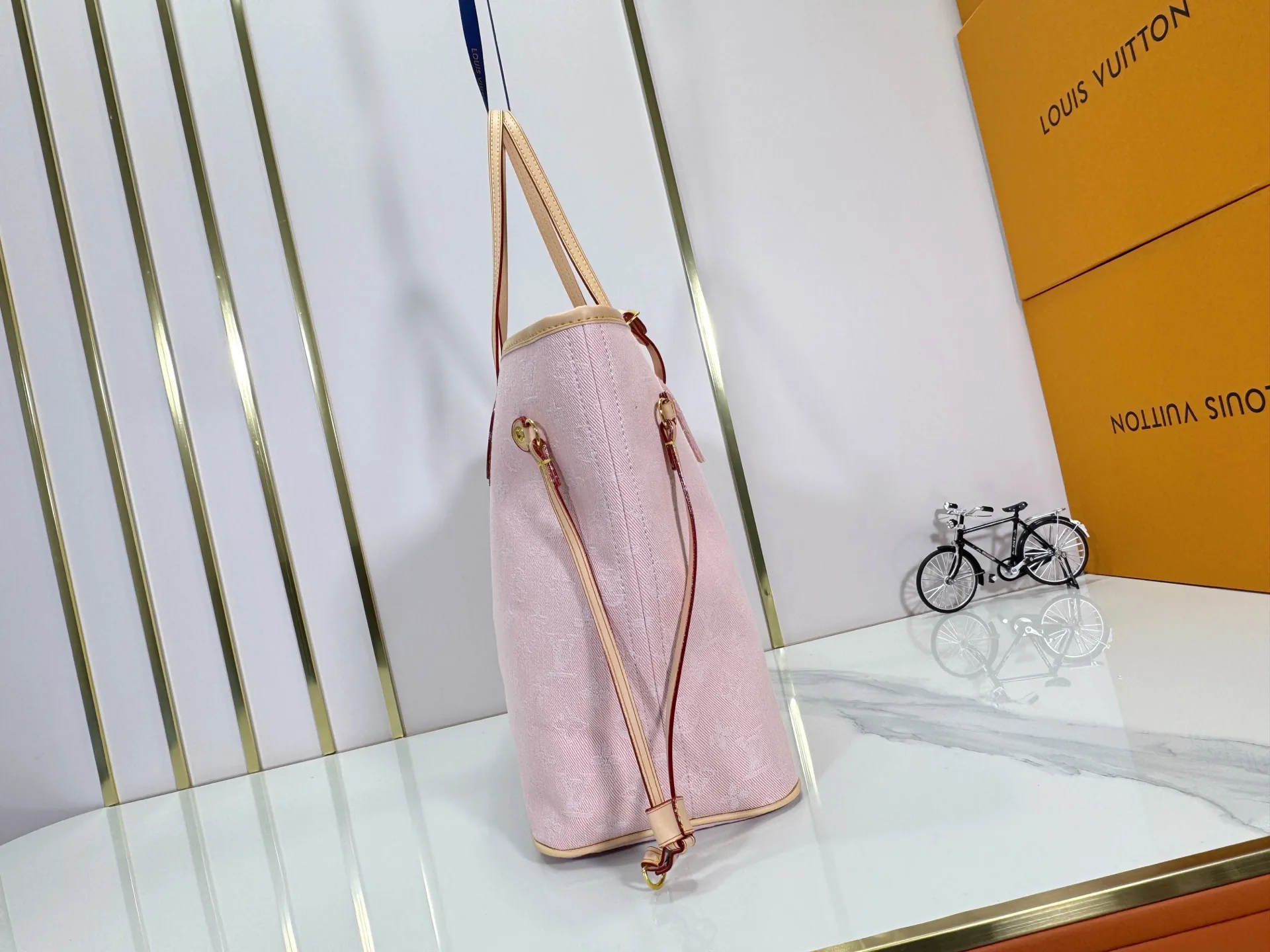 P260 Upgraded original M13192 M40995 This medium-sized Neverfull handbag is made of Monogram denim with cow leather trim. The adjustable straps on the side can flexibly tighten the silhouette, making it a classic choice for urban travel. Plenty of space can easily store a 13-inch laptop, and multiple pockets such as a detachable zipper bag complete the functionality. Dimensions: 31.0 x 28.0 x 14.0 cm (length x height x width)