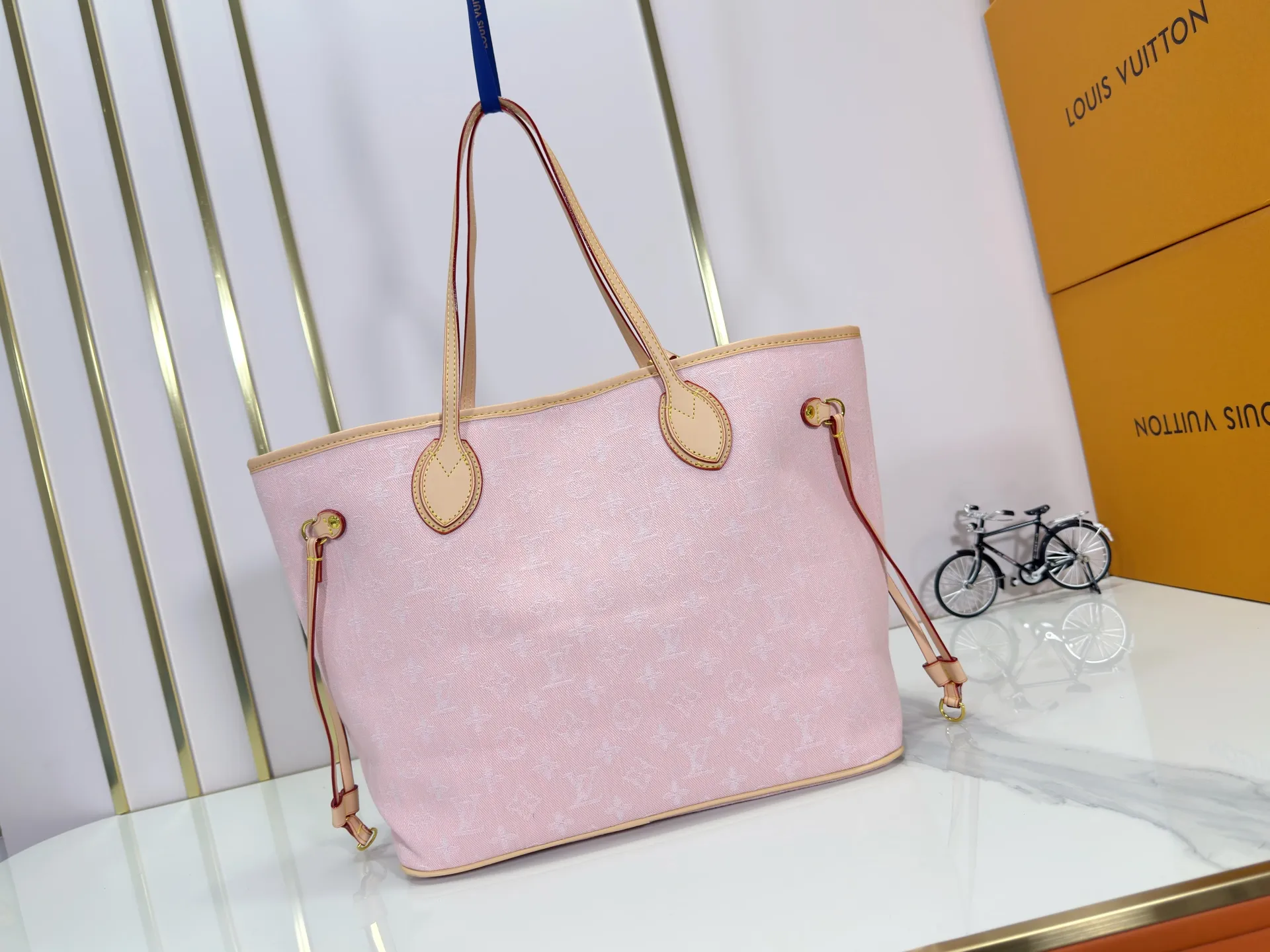 P260 Upgraded original M13192 M40995 This medium-sized Neverfull handbag is made of Monogram denim with cow leather trim. The adjustable straps on the side can flexibly tighten the silhouette, making it a classic choice for urban travel. Plenty of space can easily store a 13-inch laptop, and multiple pockets such as a detachable zipper bag complete the functionality. Dimensions: 31.0 x 28.0 x 14.0 cm (length x height x width)