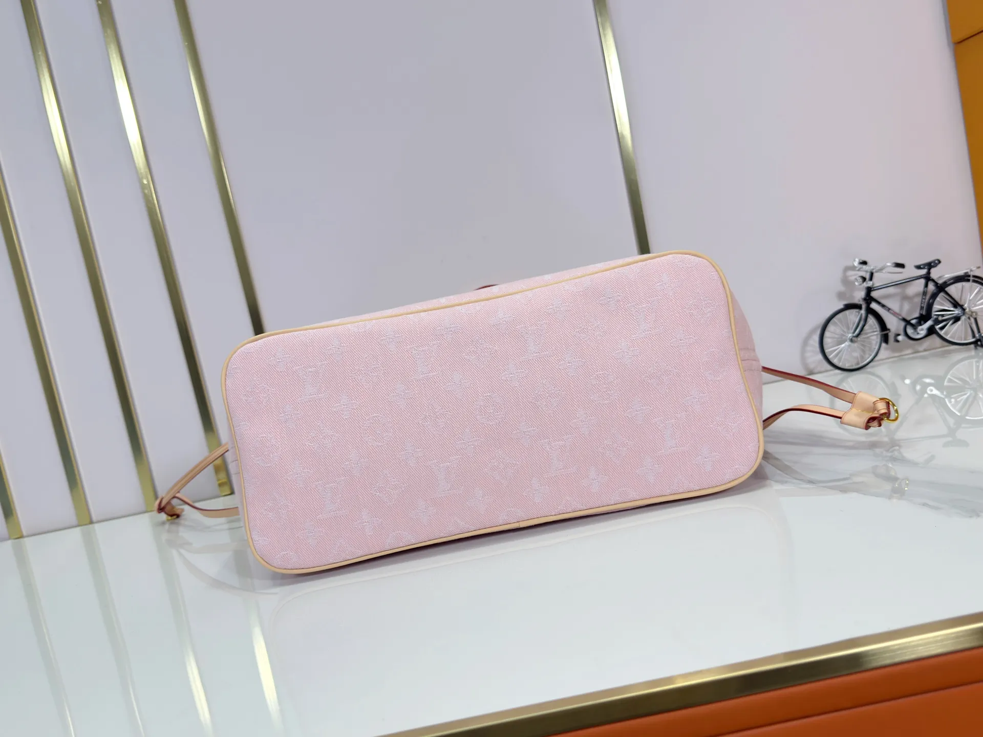 P260 Upgraded original M13192 M40995 This medium-sized Neverfull handbag is made of Monogram denim with cow leather trim. The adjustable straps on the side can flexibly tighten the silhouette, making it a classic choice for urban travel. Plenty of space can easily store a 13-inch laptop, and multiple pockets such as a detachable zipper bag complete the functionality. Dimensions: 31.0 x 28.0 x 14.0 cm (length x height x width)