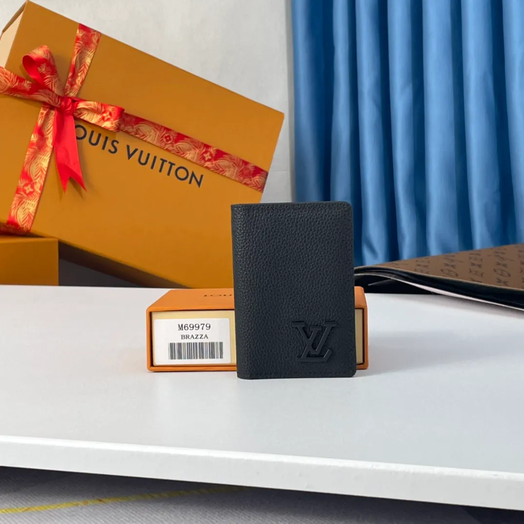 P100💰M69979 The new LV Aerogram pocket wallet is made of cow leather as soft as old aviation letterhead. The metal LV letters discreetly mark the brand identity. It is equipped with compartments and card slots, achieving the fusion of elegance and functionality. Pairs with any LV Aerogram bag. Size: 11×8cm