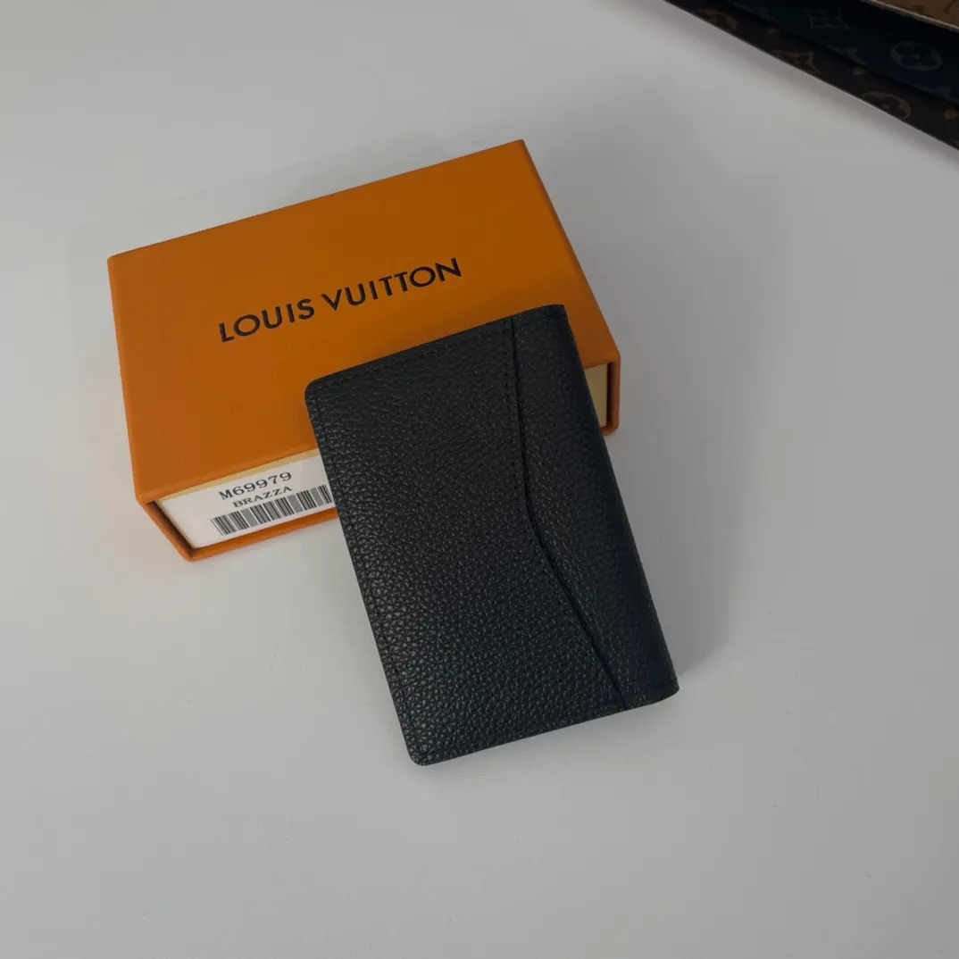 P100💰M69979 The new LV Aerogram pocket wallet is made of cow leather as soft as old aviation letterhead. The metal LV letters discreetly mark the brand identity. It is equipped with compartments and card slots, achieving the fusion of elegance and functionality. Pairs with any LV Aerogram bag. Size: 11×8cm