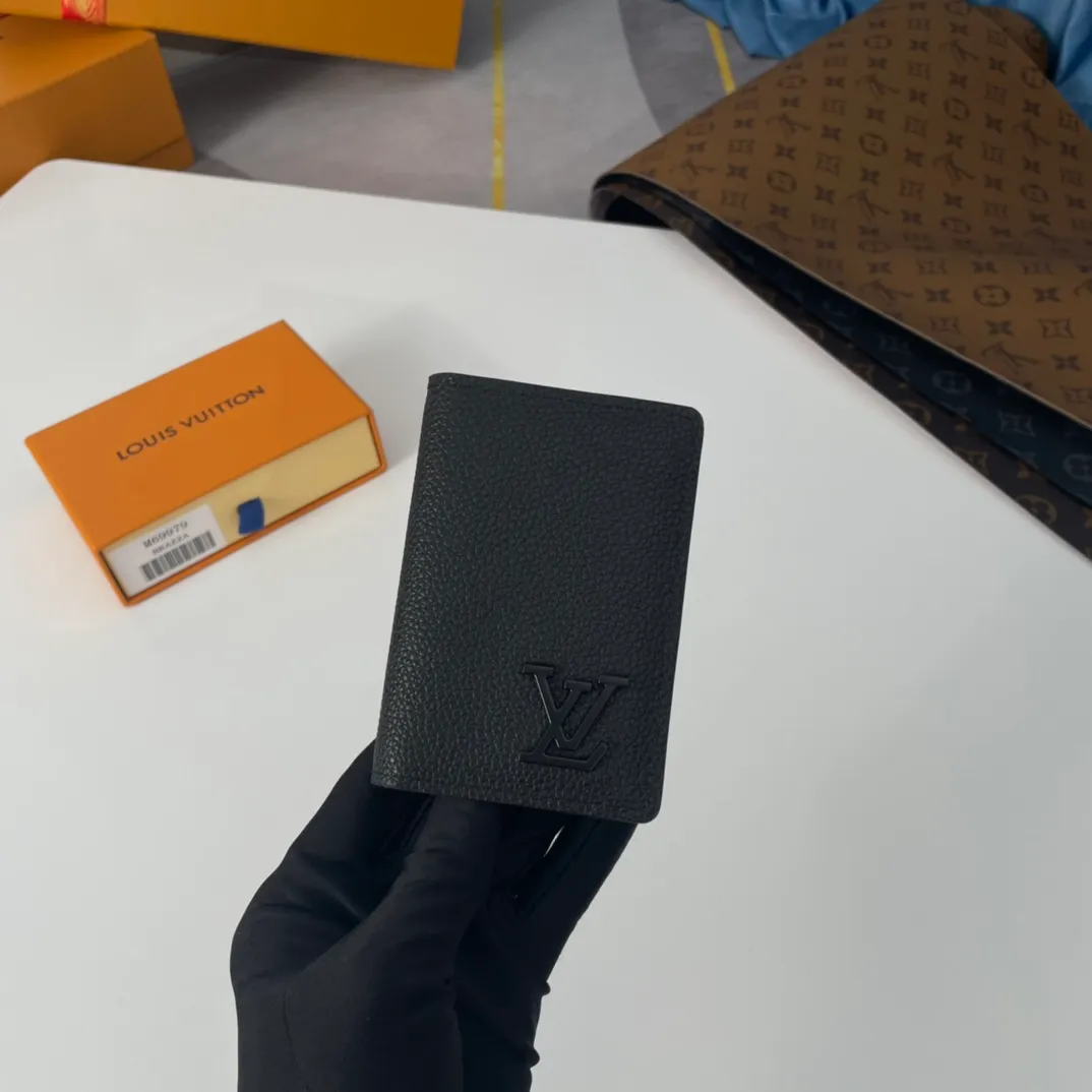 P100💰M69979 The new LV Aerogram pocket wallet is made of cow leather as soft as old aviation letterhead. The metal LV letters discreetly mark the brand identity. It is equipped with compartments and card slots, achieving the fusion of elegance and functionality. Pairs with any LV Aerogram bag. Size: 11×8cm