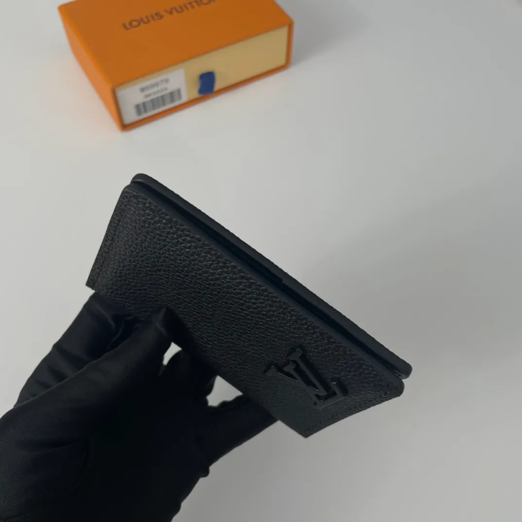 P100💰M69979 The new LV Aerogram pocket wallet is made of cow leather as soft as old aviation letterhead. The metal LV letters discreetly mark the brand identity. It is equipped with compartments and card slots, achieving the fusion of elegance and functionality. Pairs with any LV Aerogram bag. Size: 11×8cm
