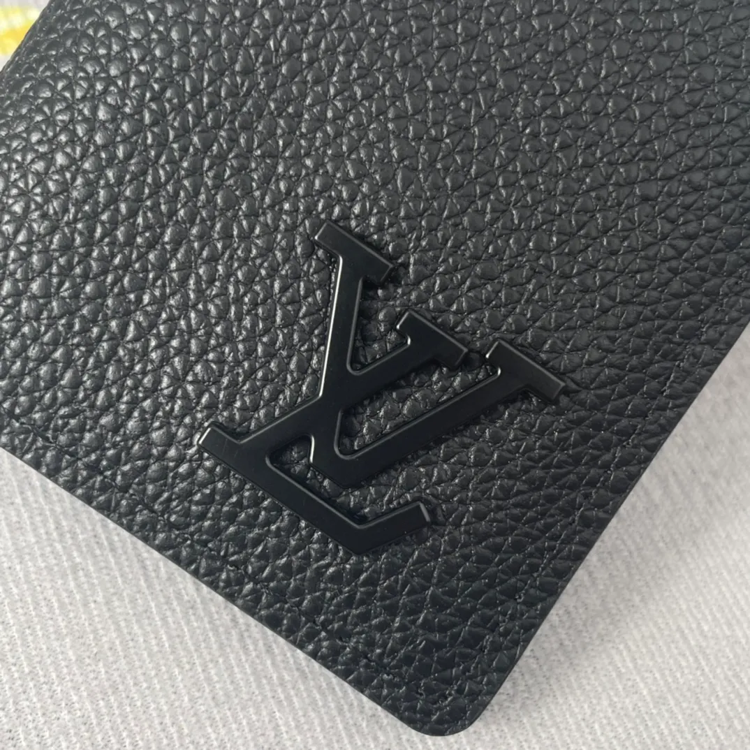 P100💰M69979 The new LV Aerogram pocket wallet is made of cow leather as soft as old aviation letterhead. The metal LV letters discreetly mark the brand identity. It is equipped with compartments and card slots, achieving the fusion of elegance and functionality. Pairs with any LV Aerogram bag. Size: 11×8cm