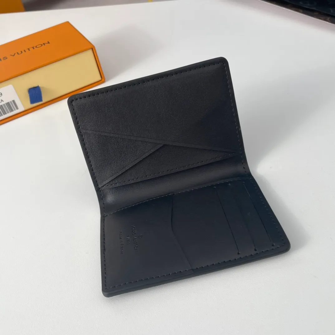 P100💰M69979 The new LV Aerogram pocket wallet is made of cow leather as soft as old aviation letterhead. The metal LV letters discreetly mark the brand identity. It is equipped with compartments and card slots, achieving the fusion of elegance and functionality. Pairs with any LV Aerogram bag. Size: 11×8cm