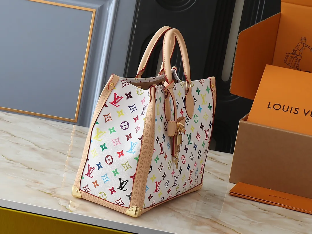 💰340💰The upgraded original M13079 Louis Vuitton x Takashi Murakami reissue series interprets the OnTheGo medium handbag in a smart way. The colorful Monogram canvas body, cowhide leather trim and LV x TM key bag highlight the sophisticated style. The shiny corners recall the design of traditional Louis Vuitton luggage, and the shoulder strap and top handle allow for multiple carrying methods. Dimensions: 35.0 x 27.0 x 14.0 cm (length x height x width)
