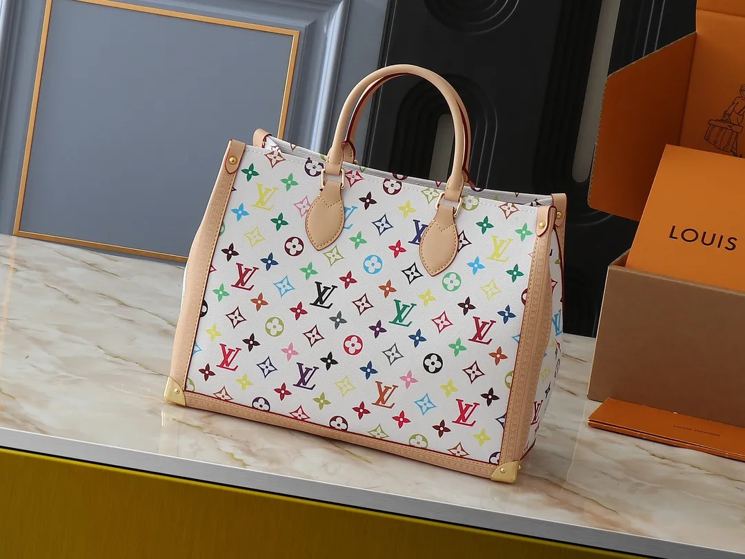 💰340💰The upgraded original M13079 Louis Vuitton x Takashi Murakami reissue series interprets the OnTheGo medium handbag in a smart way. The colorful Monogram canvas body, cowhide leather trim and LV x TM key bag highlight the sophisticated style. The shiny corners recall the design of traditional Louis Vuitton luggage, and the shoulder strap and top handle allow for multiple carrying methods. Dimensions: 35.0 x 27.0 x 14.0 cm (length x height x width)
