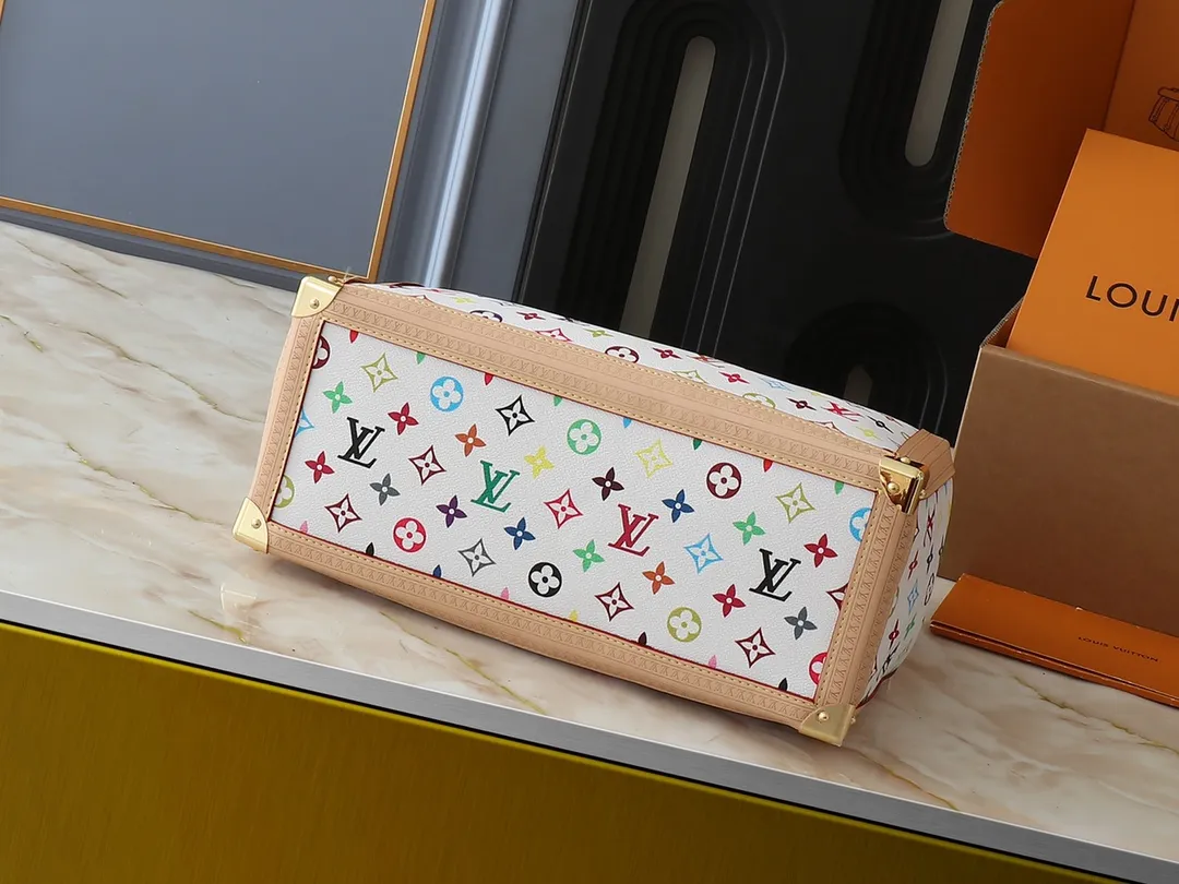 💰340💰The upgraded original M13079 Louis Vuitton x Takashi Murakami reissue series interprets the OnTheGo medium handbag in a smart way. The colorful Monogram canvas body, cowhide leather trim and LV x TM key bag highlight the sophisticated style. The shiny corners recall the design of traditional Louis Vuitton luggage, and the shoulder strap and top handle allow for multiple carrying methods. Dimensions: 35.0 x 27.0 x 14.0 cm (length x height x width)