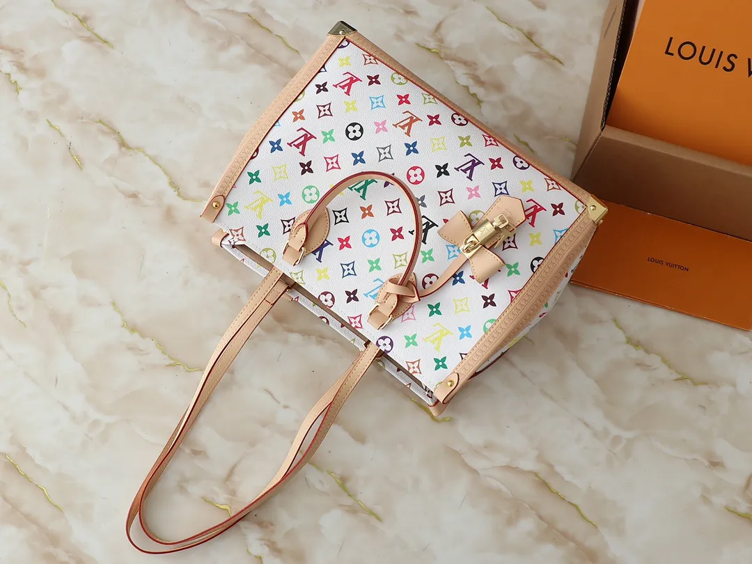 💰340💰The upgraded original M13079 Louis Vuitton x Takashi Murakami reissue series interprets the OnTheGo medium handbag in a smart way. The colorful Monogram canvas body, cowhide leather trim and LV x TM key bag highlight the sophisticated style. The shiny corners recall the design of traditional Louis Vuitton luggage, and the shoulder strap and top handle allow for multiple carrying methods. Dimensions: 35.0 x 27.0 x 14.0 cm (length x height x width)