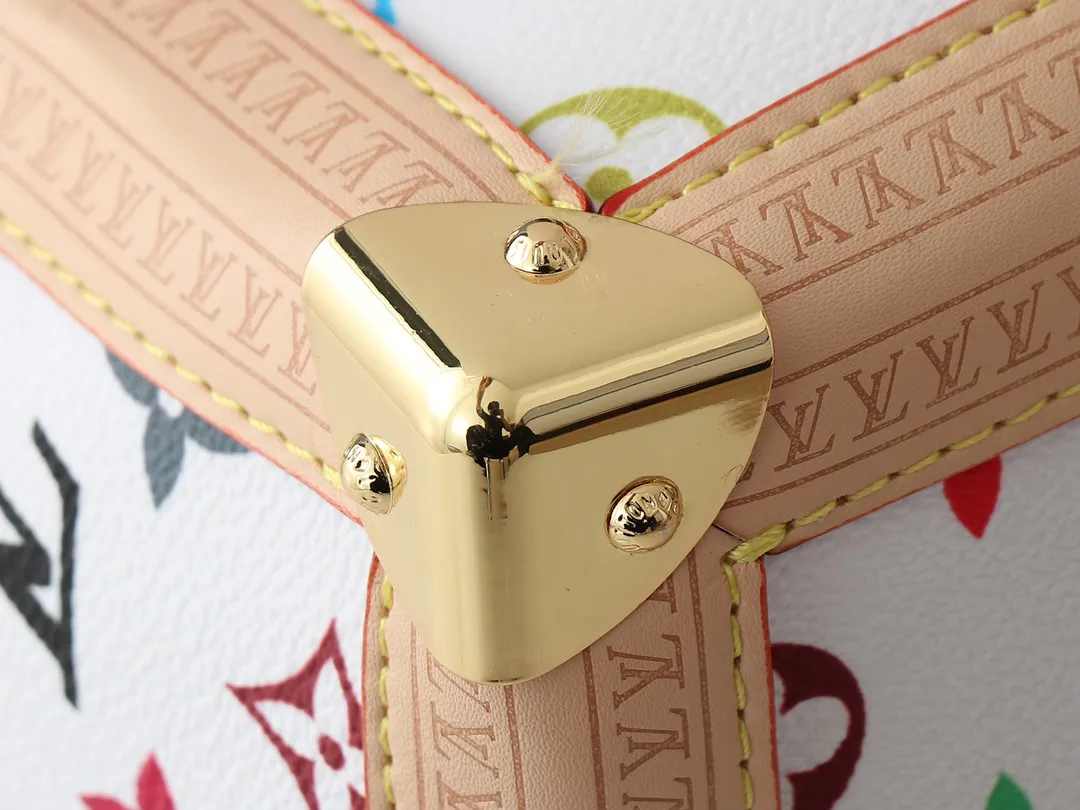💰340💰The upgraded original M13079 Louis Vuitton x Takashi Murakami reissue series interprets the OnTheGo medium handbag in a smart way. The colorful Monogram canvas body, cowhide leather trim and LV x TM key bag highlight the sophisticated style. The shiny corners recall the design of traditional Louis Vuitton luggage, and the shoulder strap and top handle allow for multiple carrying methods. Dimensions: 35.0 x 27.0 x 14.0 cm (length x height x width)