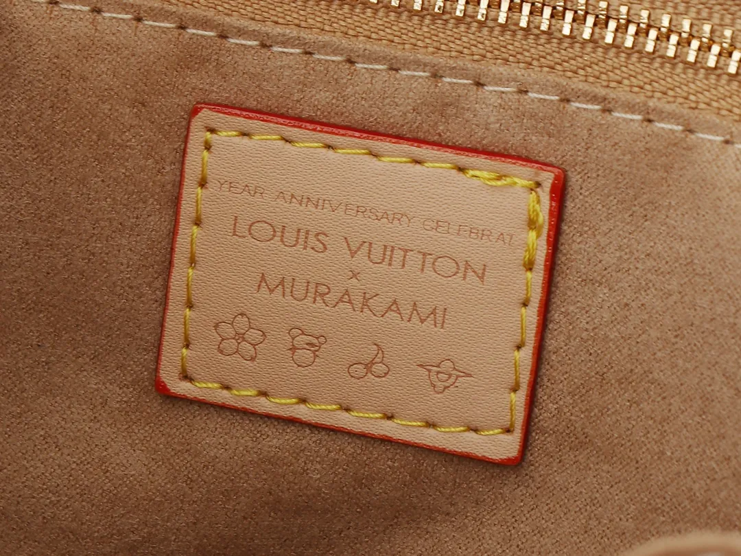 💰340💰The upgraded original M13079 Louis Vuitton x Takashi Murakami reissue series interprets the OnTheGo medium handbag in a smart way. The colorful Monogram canvas body, cowhide leather trim and LV x TM key bag highlight the sophisticated style. The shiny corners recall the design of traditional Louis Vuitton luggage, and the shoulder strap and top handle allow for multiple carrying methods. Dimensions: 35.0 x 27.0 x 14.0 cm (length x height x width)