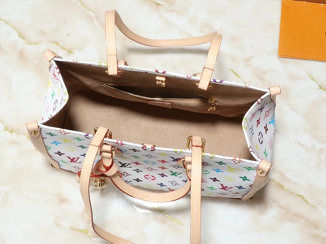 💰340💰The upgraded original M13079 Louis Vuitton x Takashi Murakami reissue series interprets the OnTheGo medium handbag in a smart way. The colorful Monogram canvas body, cowhide leather trim and LV x TM key bag highlight the sophisticated style. The shiny corners recall the design of traditional Louis Vuitton luggage, and the shoulder strap and top handle allow for multiple carrying methods. Dimensions: 35.0 x 27.0 x 14.0 cm (length x height x width)